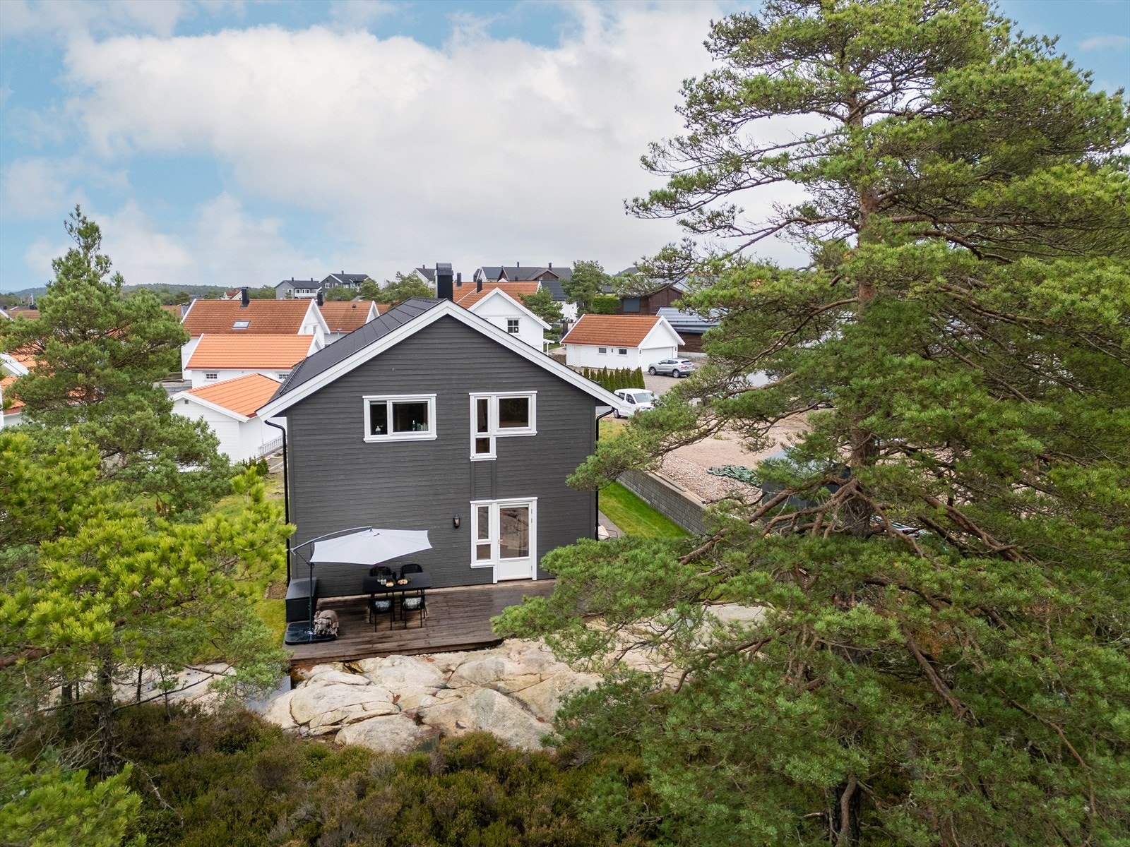 Tømmerholtet 43 har tilgang på alt et sommerparadis har å by på av båtliv, bading og turer i unik kystnatur. Foto: Espen Gees. Galleribilde