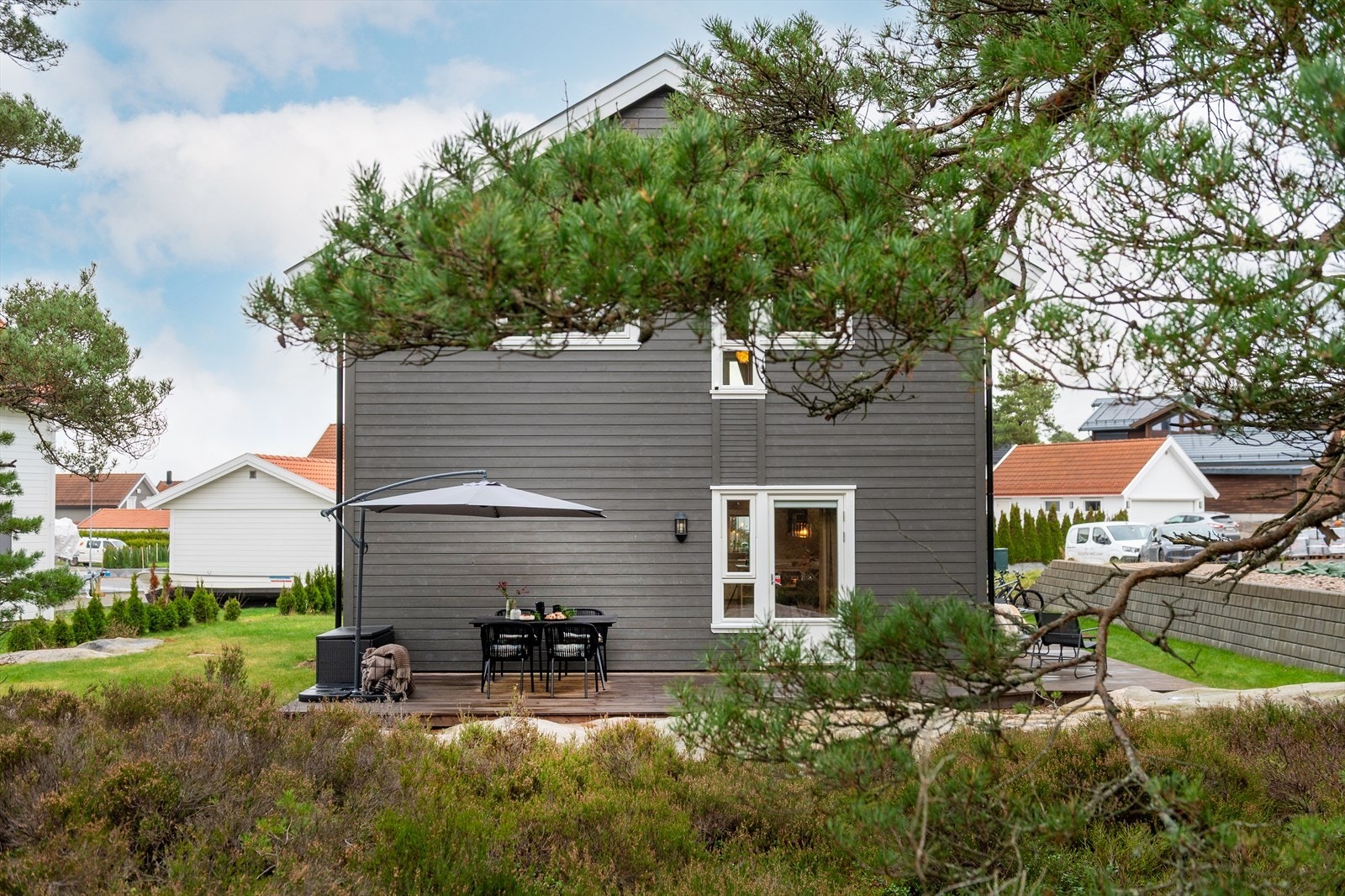 På baksiden venter store solrike uteplasser med utsikt inn i skogen. Galleribilde