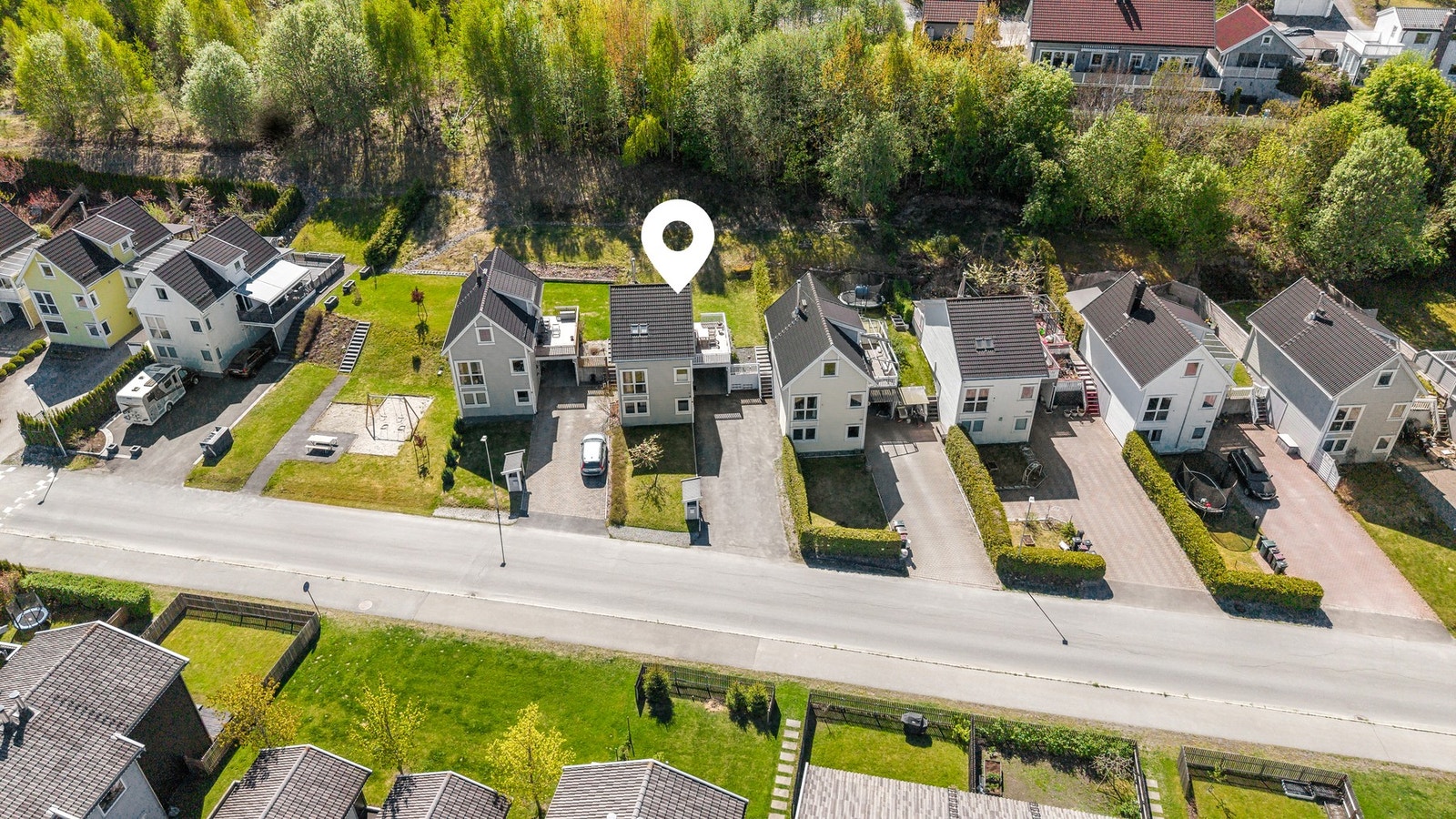 Området rundt er svært rolig og stille med hovedvekt av eneboliger og leiligheter Galleribilde