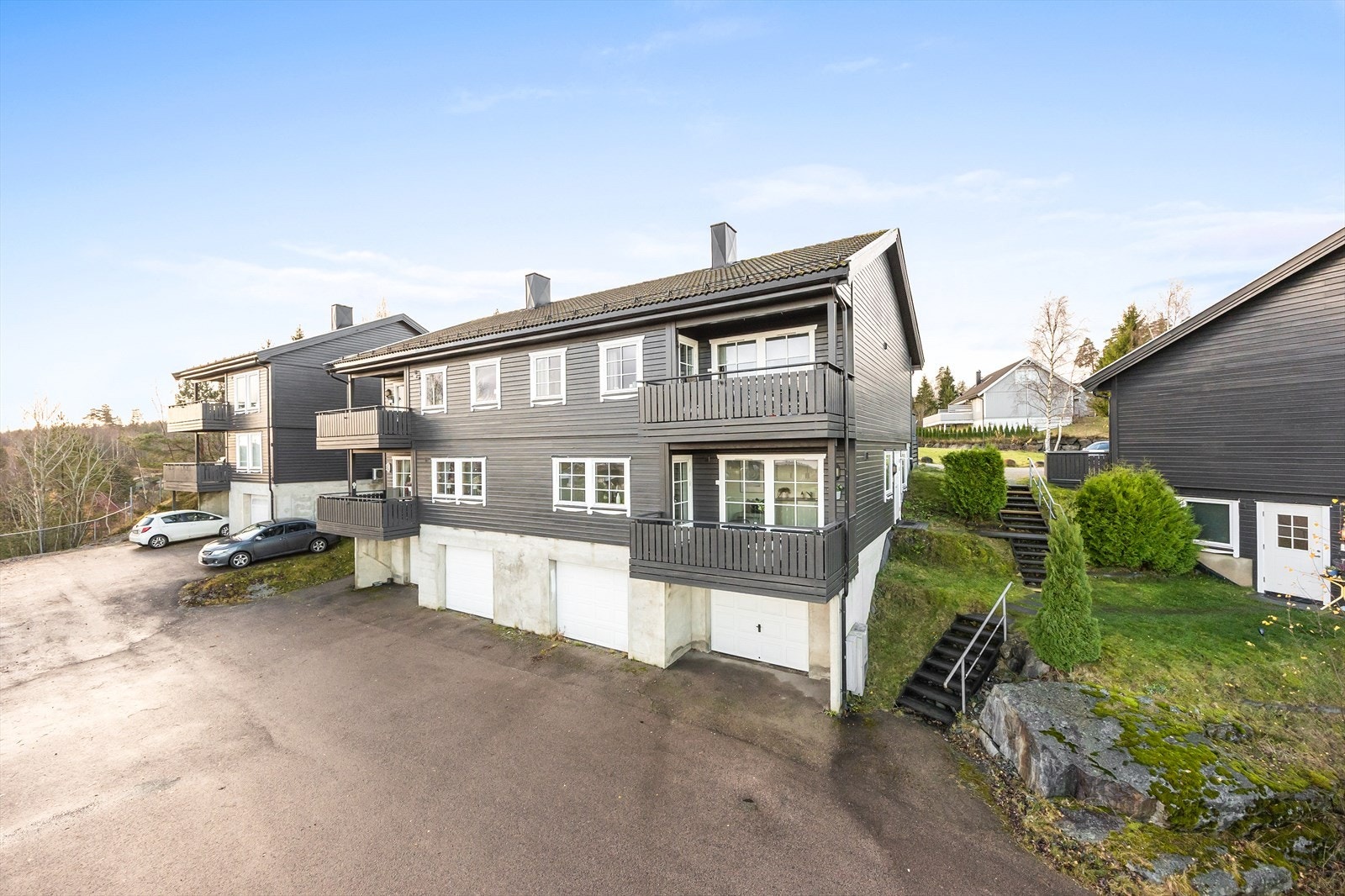 Bygget er en flermannsbolig med trekledning og saltak. Galleribilde