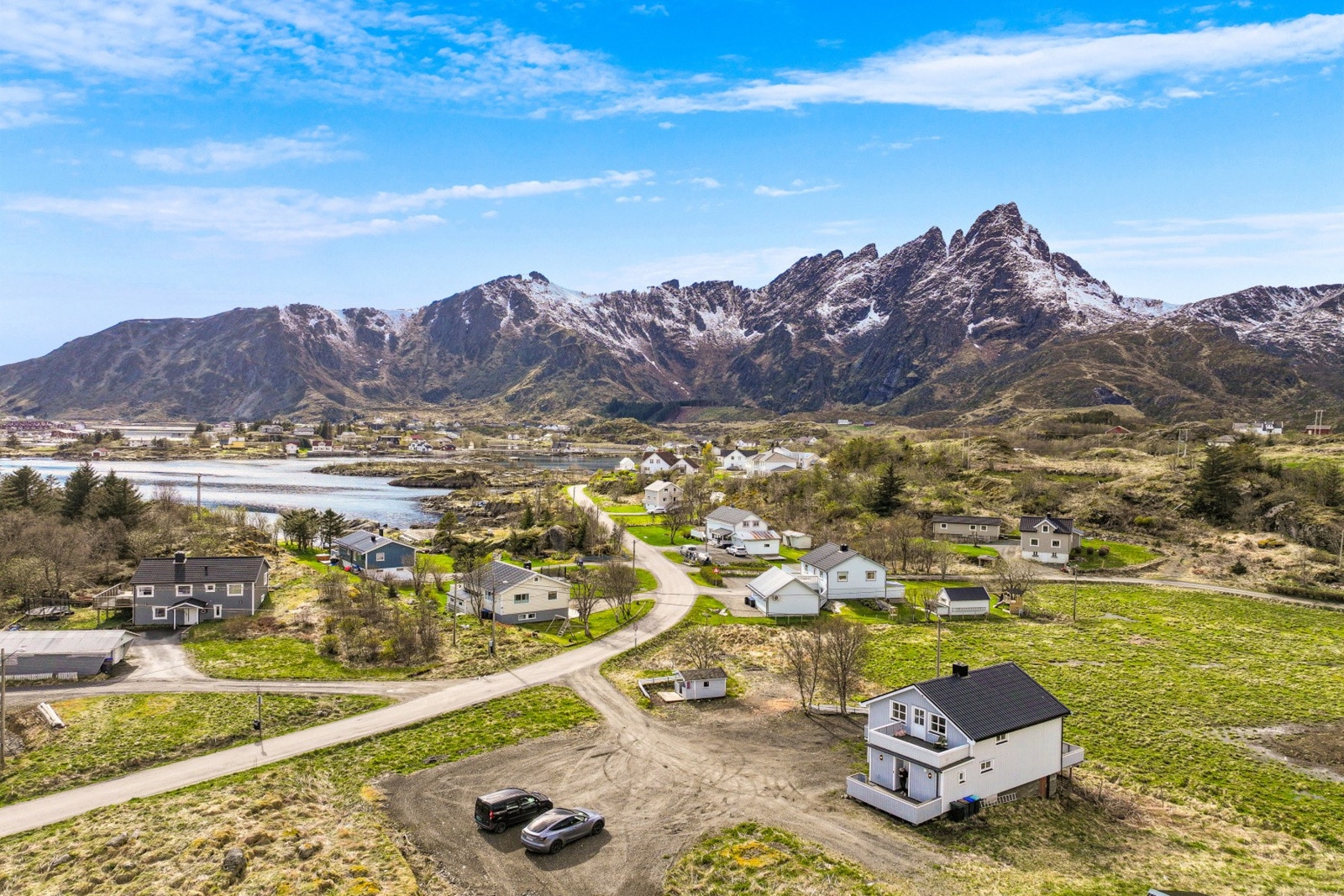 Endommen ligger i et etablert og rolig boligområde, med utsikt mot Vestfjorden og det karakteristiske fjellet Skottinden. Galleribilde