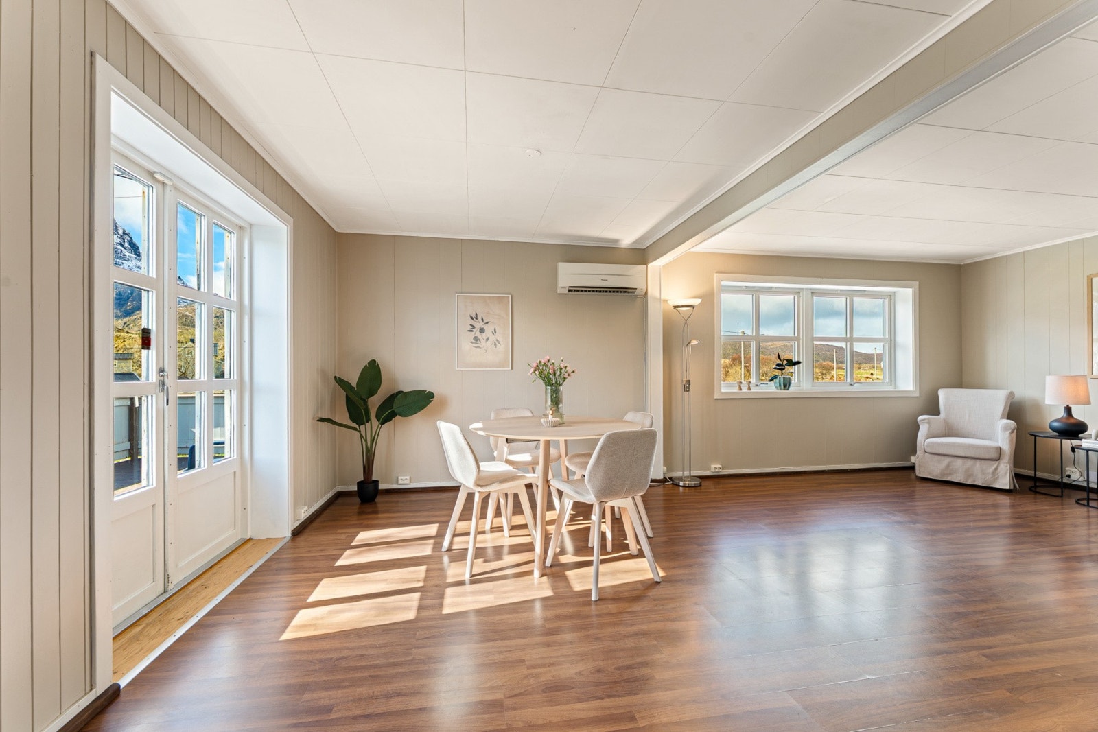 Her får du en romslig stue med plass til både sofakrok, spisebord og sosialt samvær. Galleribilde