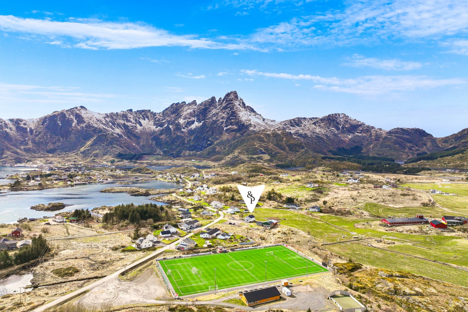 Dette er en eiendom med en attraktiv og familievennlig beliggenhet i Ballstad. Galleribilde