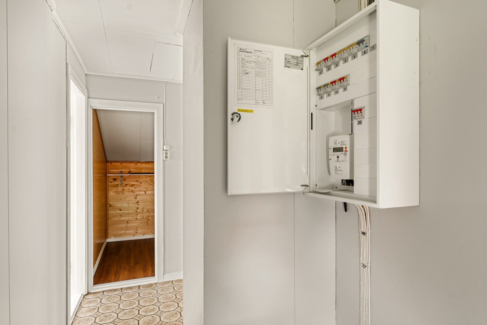 Automatsikringer og walk-in / bod. Galleribilde