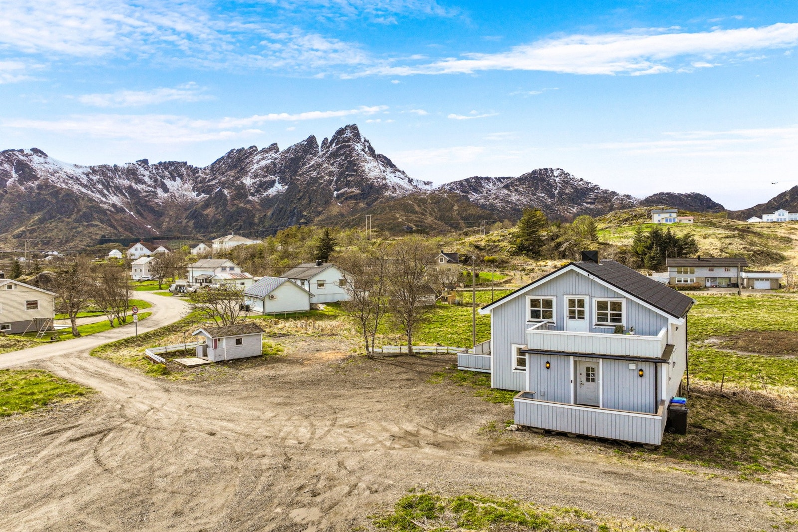 Hvert år feires Ballstaddagan . Det er en kort festival med spill og lek, og lørdagskvelden bes det opp til ordentlig bryggedans på allmenningen. Galleribilde