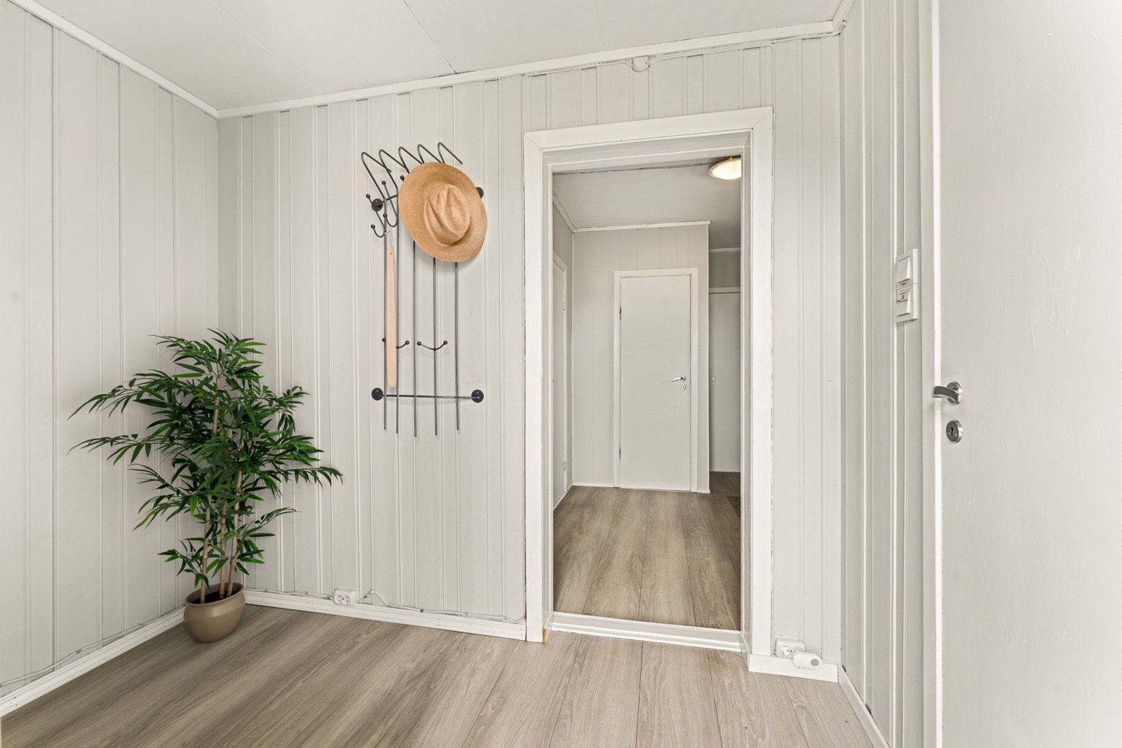 I entréen det god plass til ekstra møblement og praktiske knagger. Galleribilde