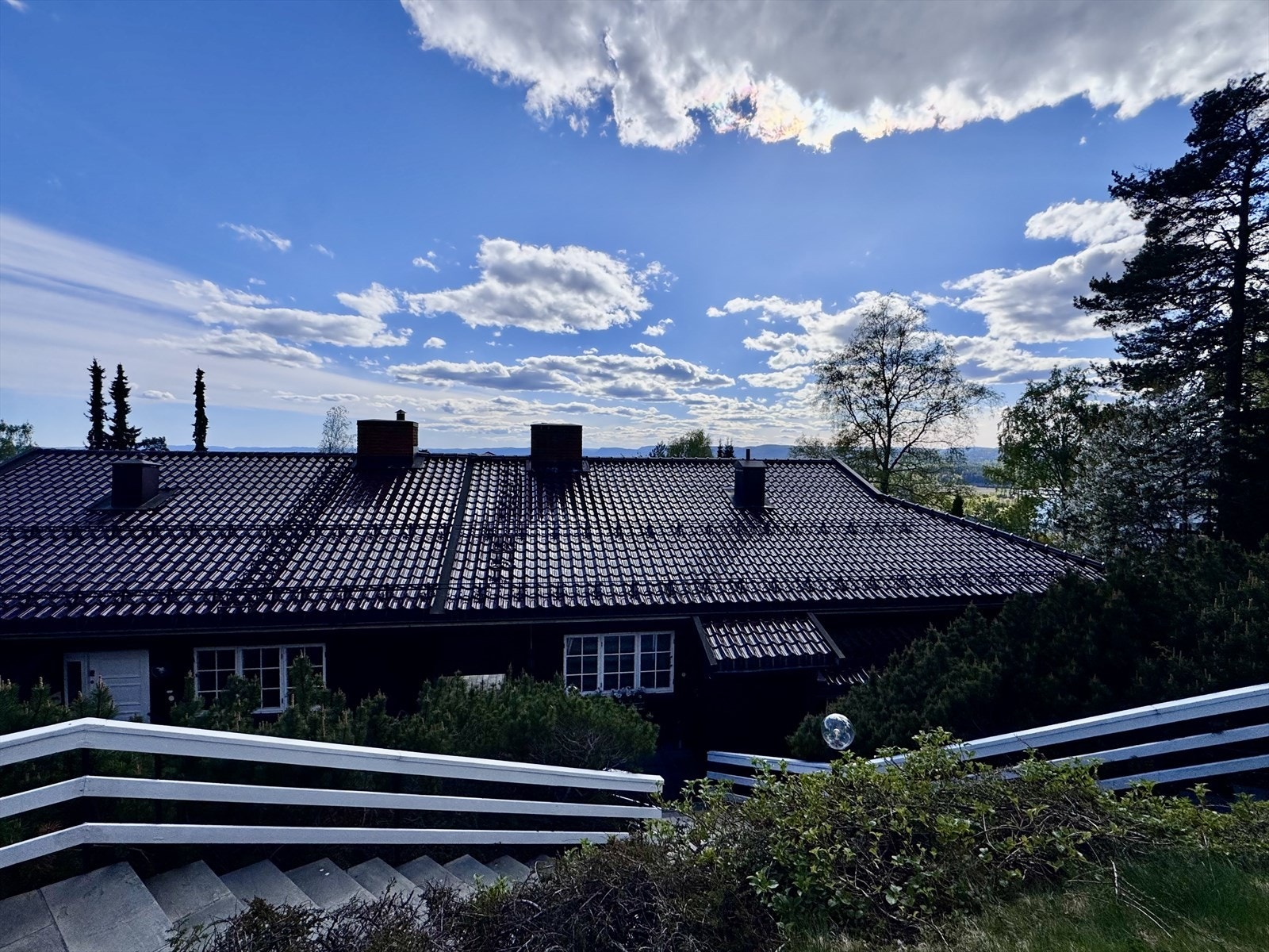 Huset sett bakfra Galleribilde