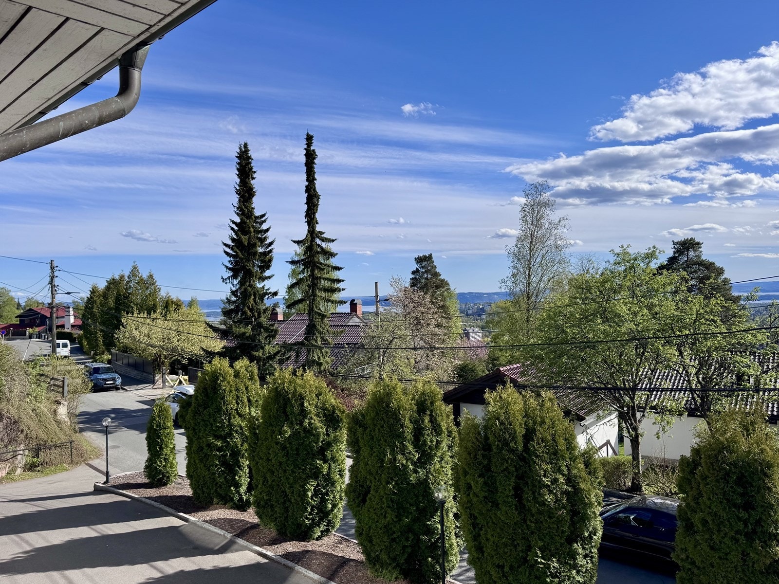 Hyggelig utsikt fra terrasse og stue med fjordgløtt Galleribilde