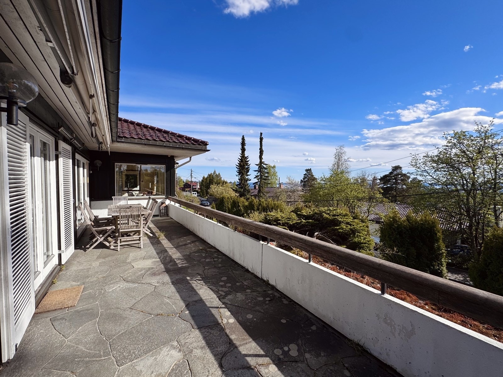 Stor (ca. 30 m²), privat og solrik - sørvestvendt - terrasse Galleribilde