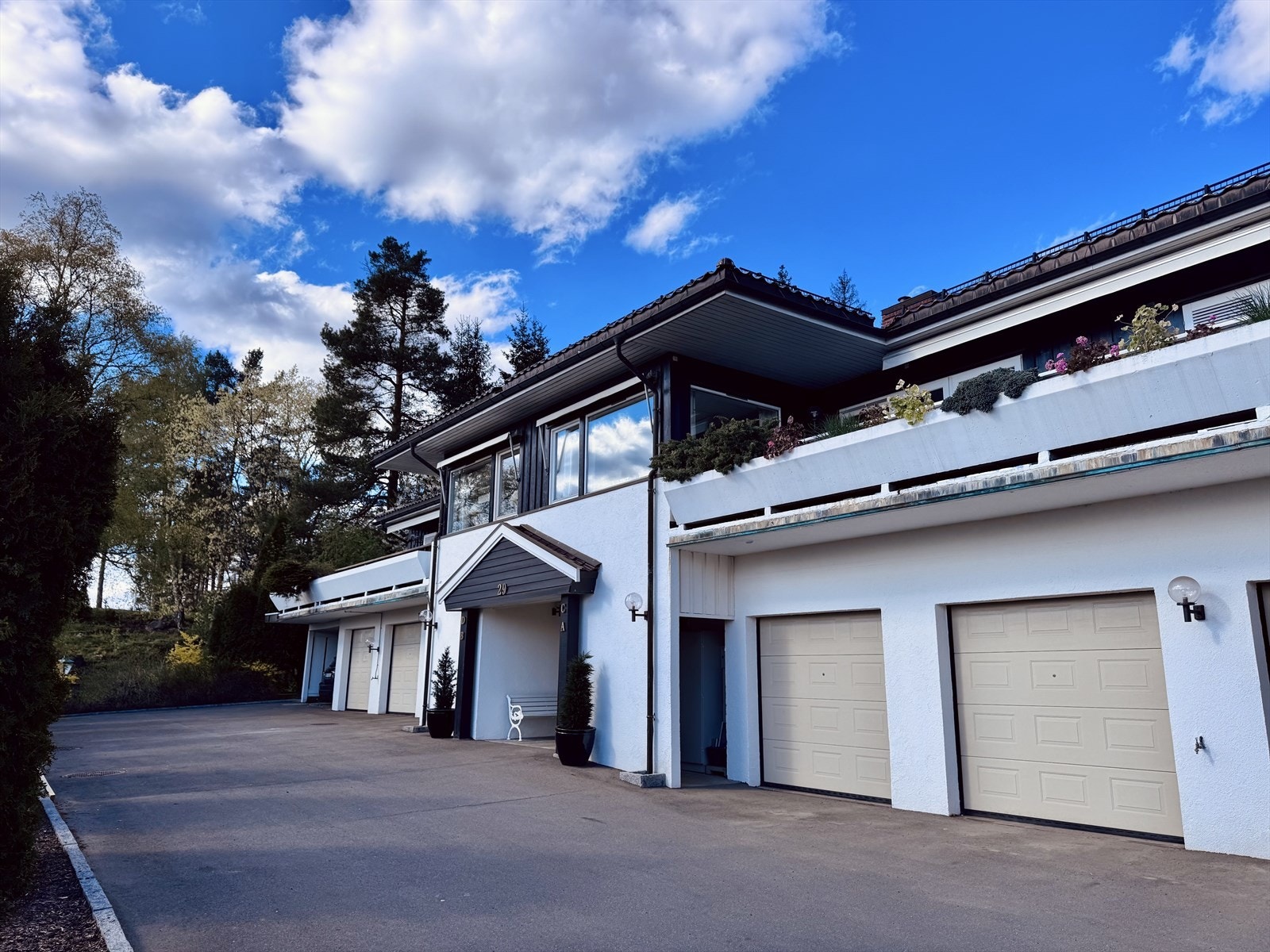 Representativt bygg oppført på 80-tallet tegnet av Lorentz Gedde-Dahl. Boligen disponerer carport og garasje. God plass til av-/pålessing bil, ellers parkering i gaten utenfor. Galleribilde