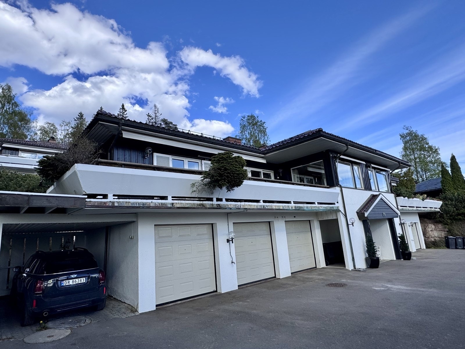 God plass til av-/pålessing bil, ellers lett parkering i gaten Galleribilde