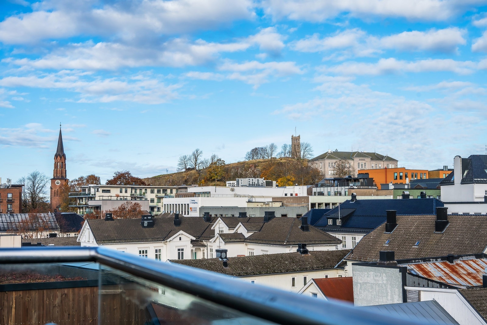 Fin utsikt til slottsfellet og kirkespiret Galleribilde