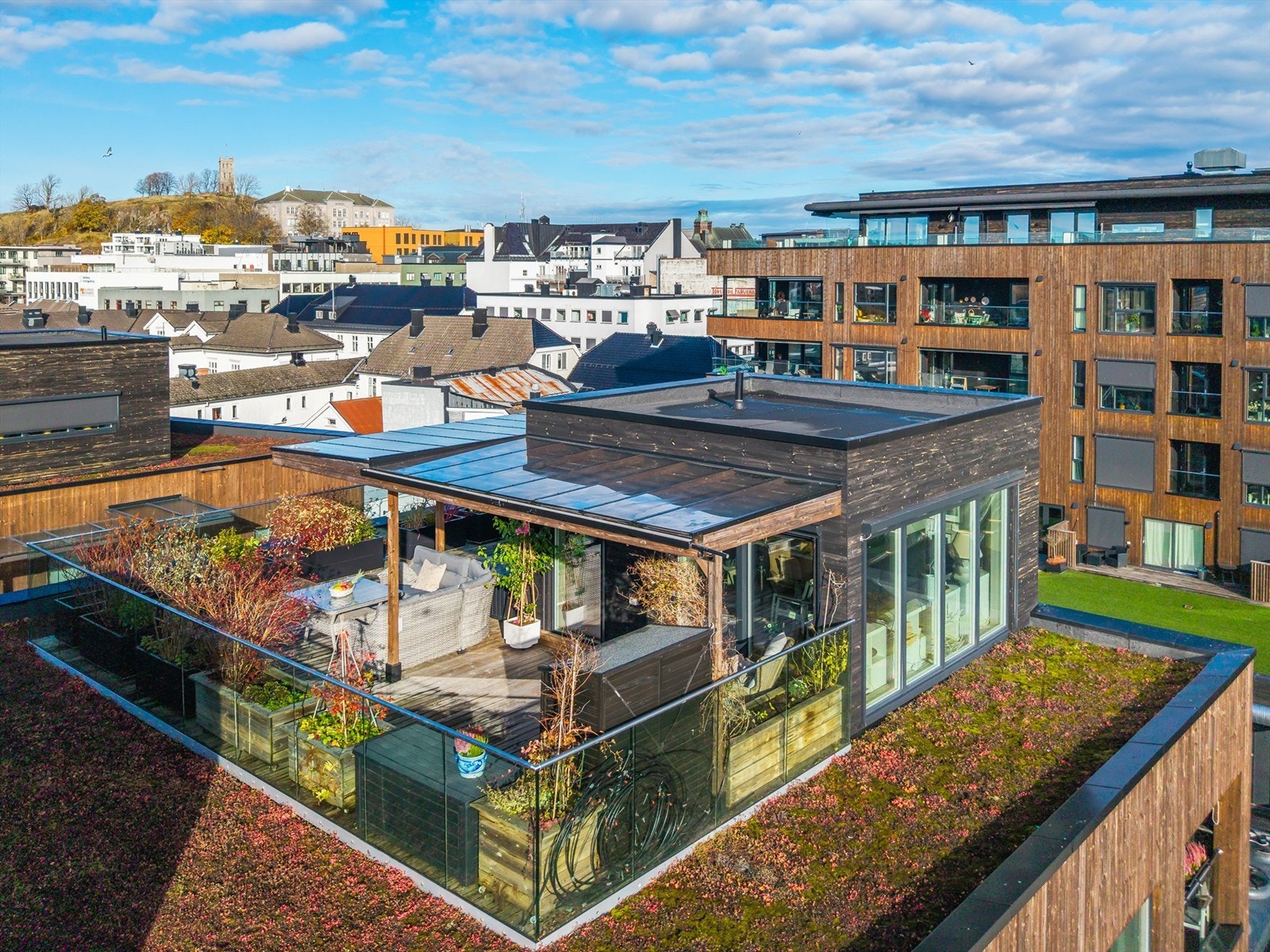 En herlig toppetasje med flått uteområde og stor terrasse. Galleribilde