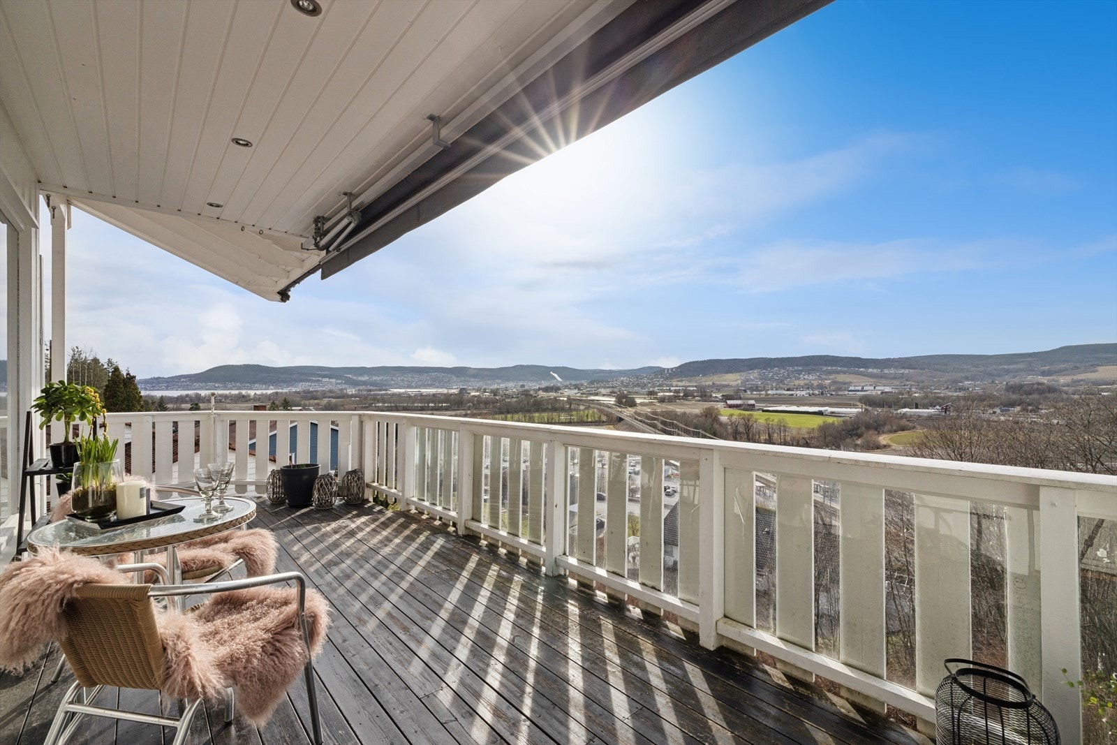 Fra stuen er det utgang til en stor terrasse i trekonstruksjon, bygget over tre nivåer. Galleribilde