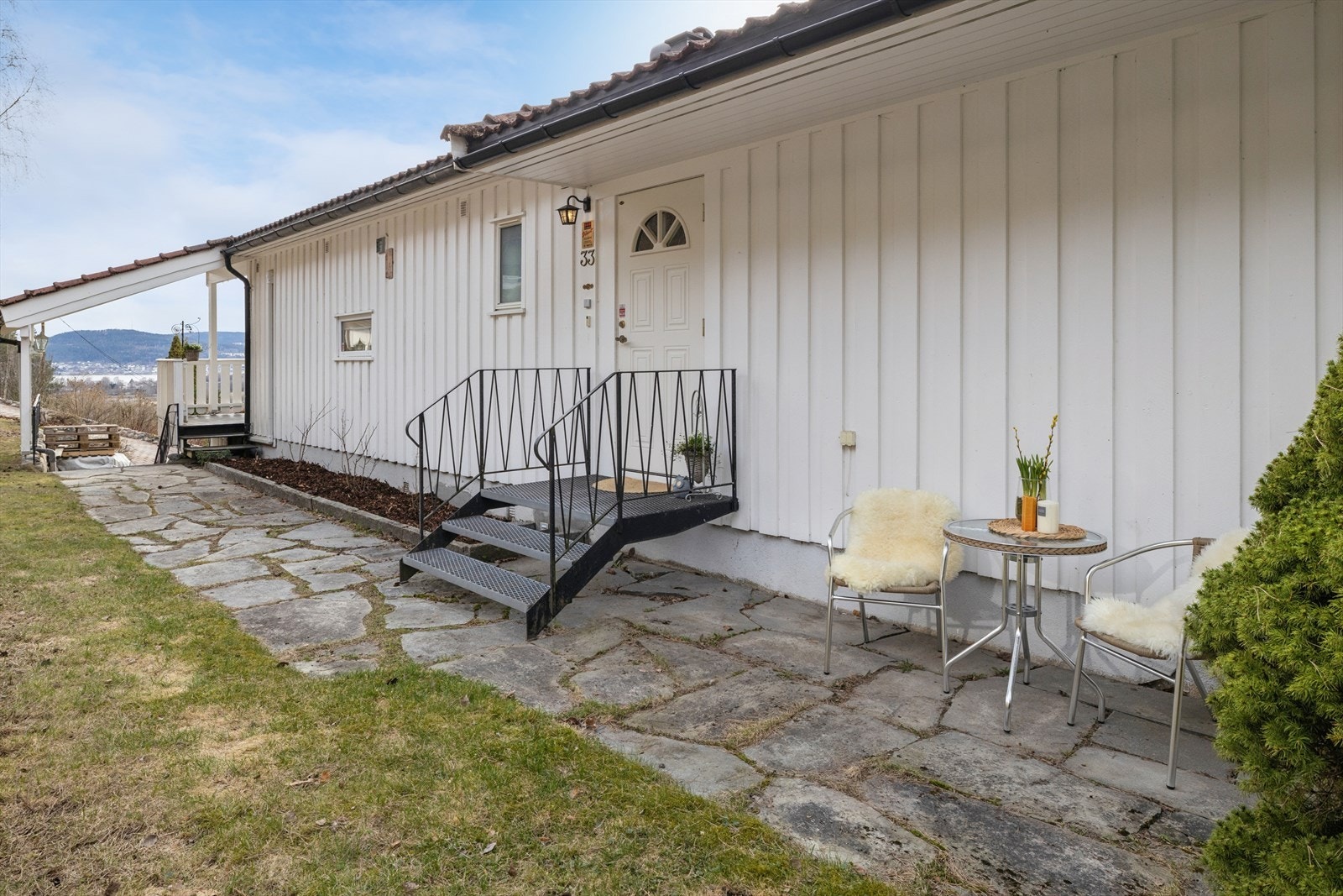 Eiendommen ligger i skrånende terreng, med opparbeidet gårdsplass og innkjørsel med belegningsstein. Galleribilde