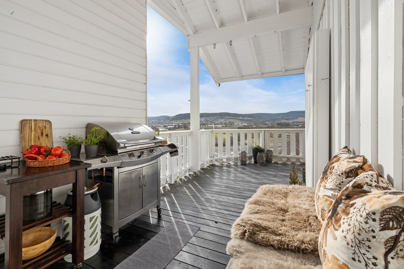 Terrassen gir god plass for utemøbler og grill, og blir en naturlig samlingsplass. Galleribilde