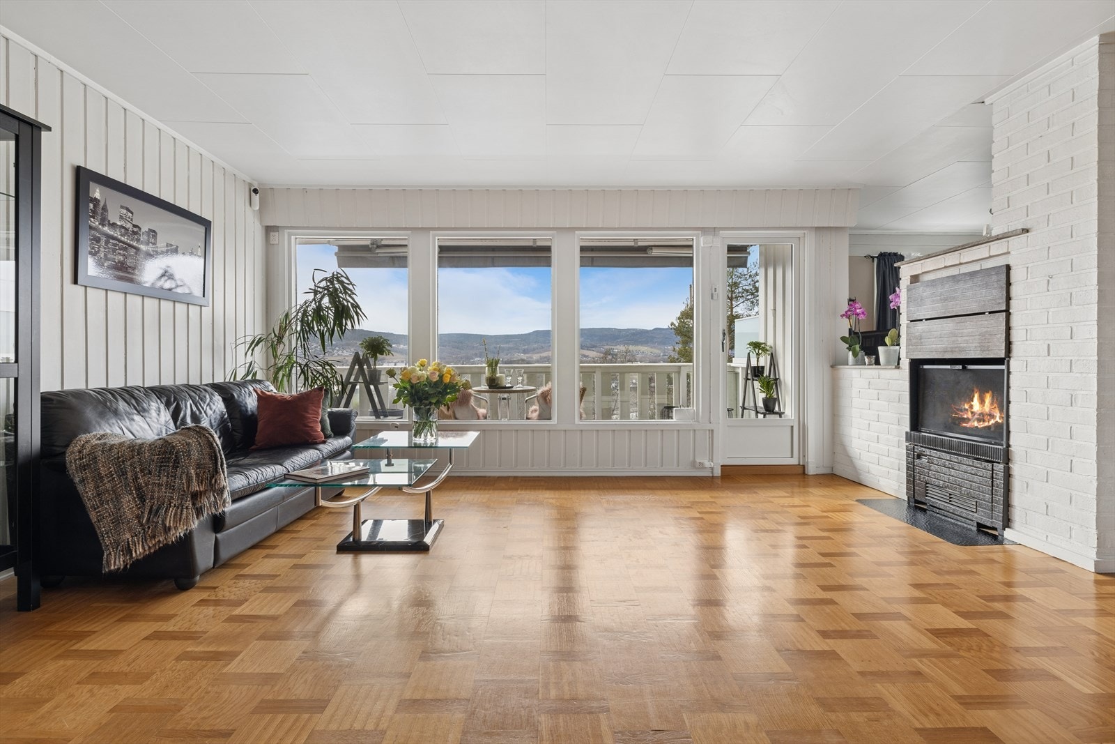 Store vindusflater gir rikelig med dagslys og rammer inn utsikten. Galleribilde