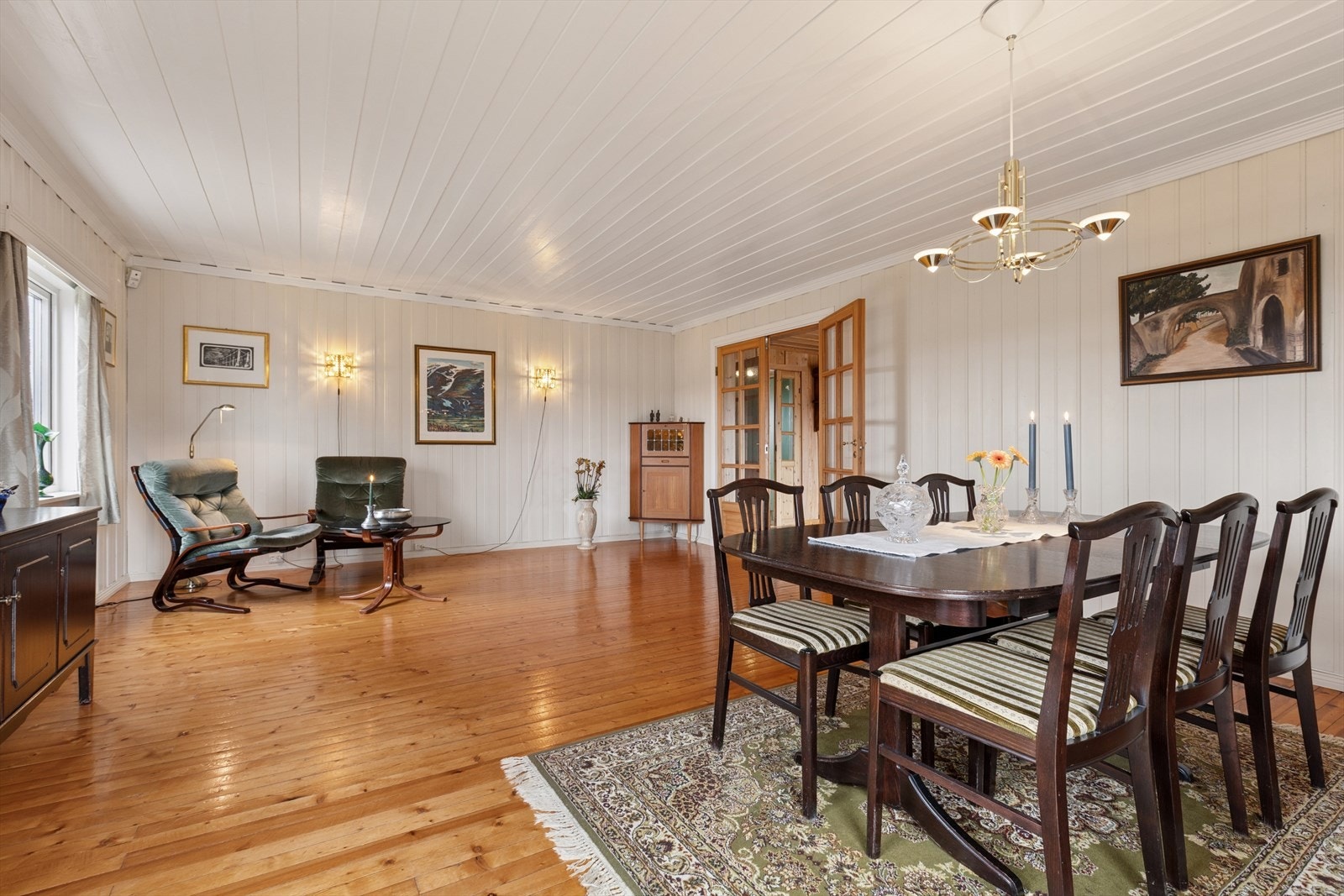 Spisestuen har god plass til langbord og er et naturlig samlingspunkt for måltider og sosiale lag. Galleribilde