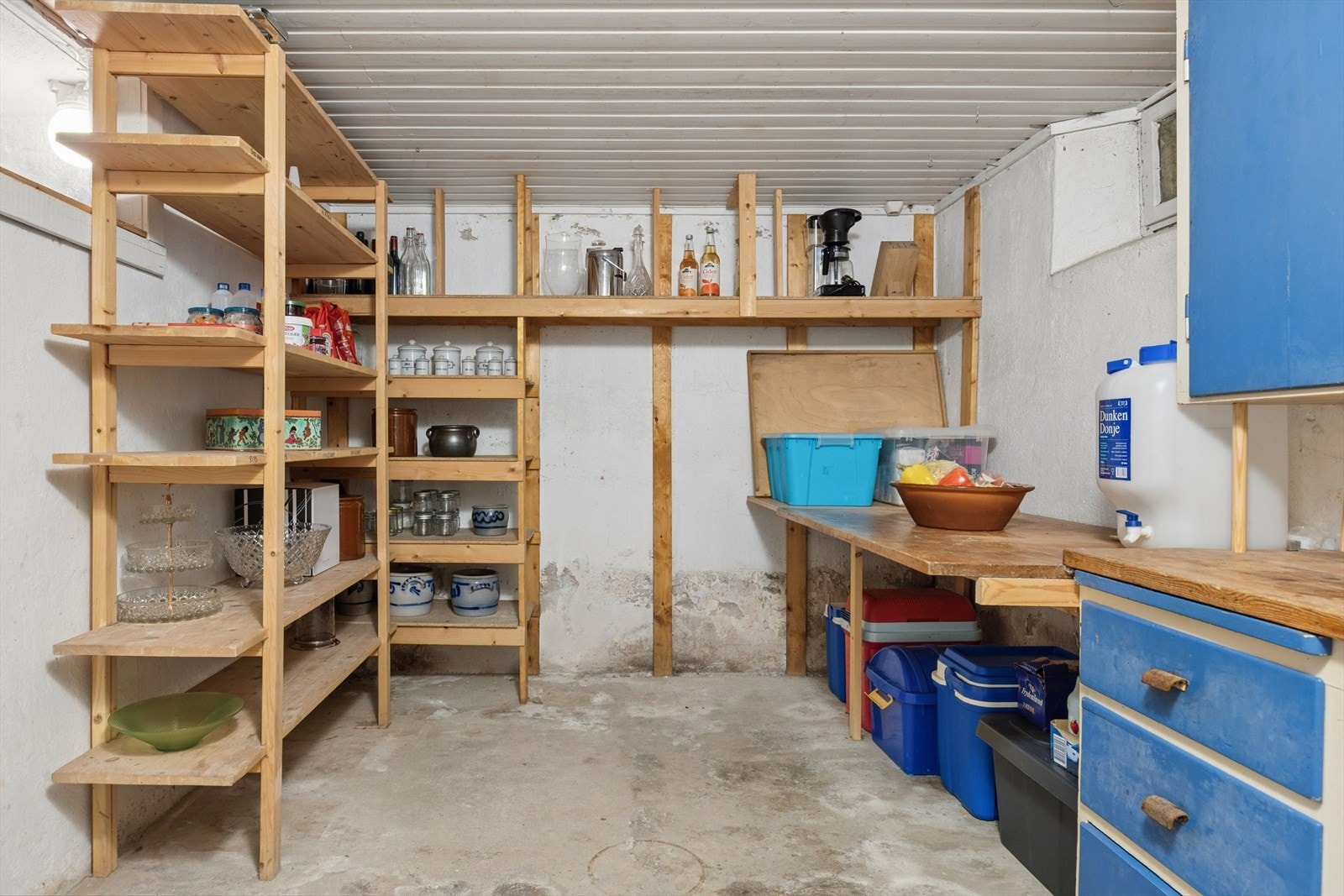 Kjelleren (ikke godkjent) er en grovkjeller med synlige betong- og murkonstruksjoner, ideell for oppbevaring. Galleribilde