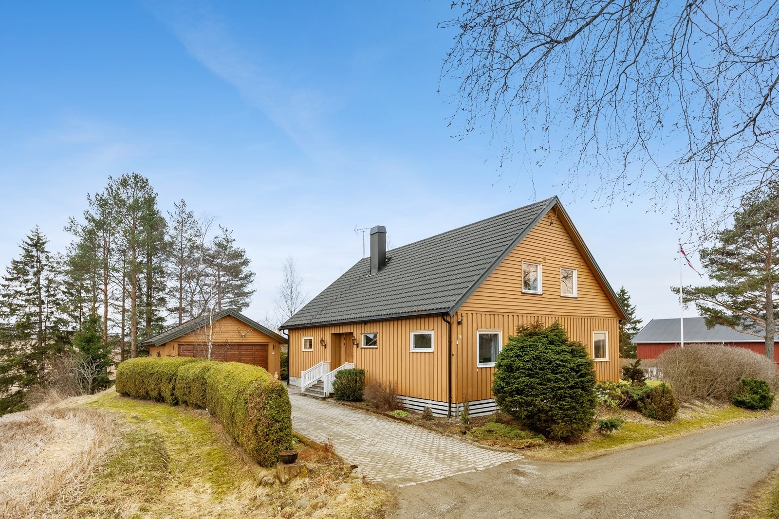 Velkommen til denne innholdsrike eneboligen. Her får du en klassisk bolig med rikelig med plass, dobbelgarasje og en landlig, men sentral beliggenhet i Ullensaker. Galleribilde