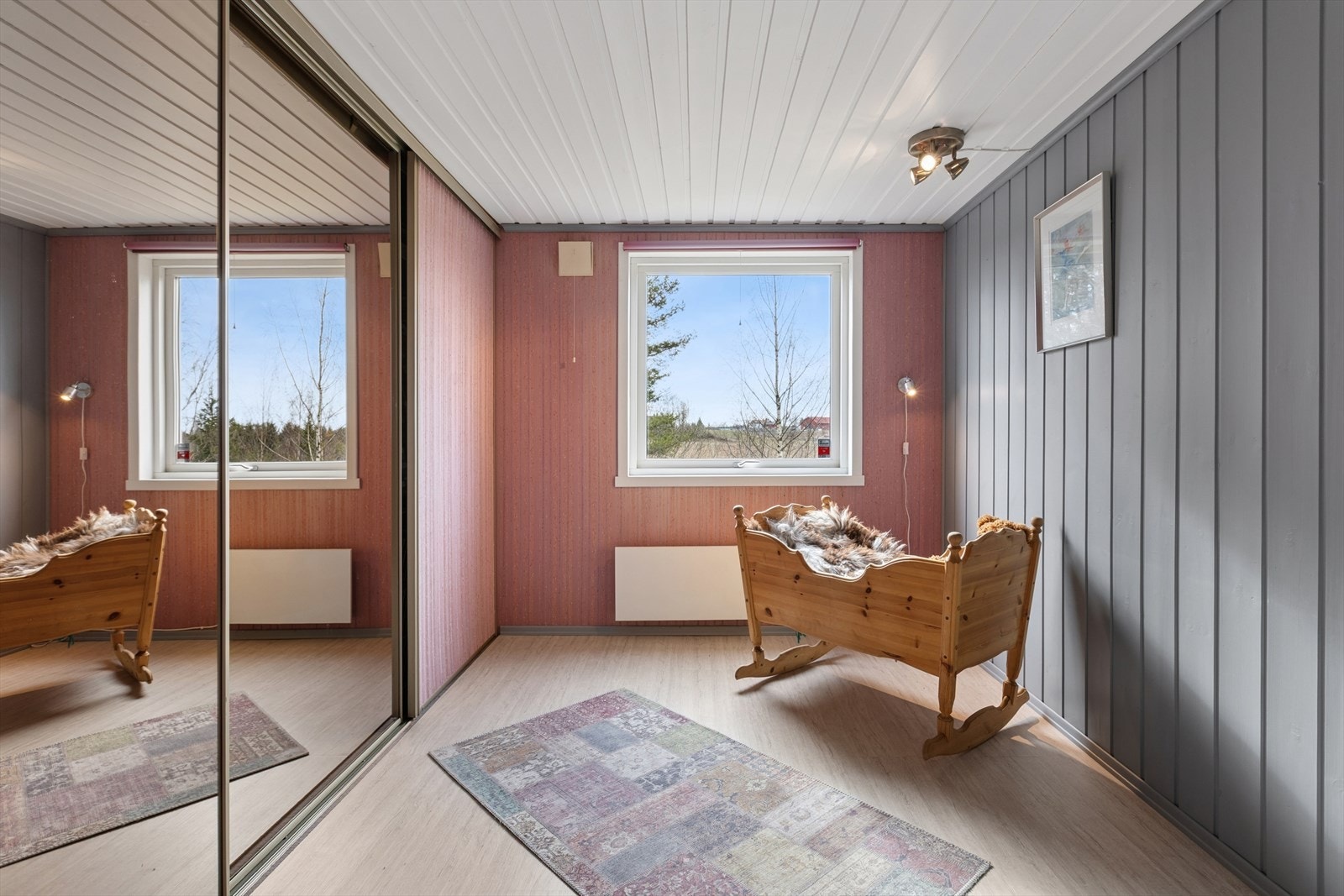 Et lyst og trivelig soverom med plass til seng og oppbevaring. Galleribilde