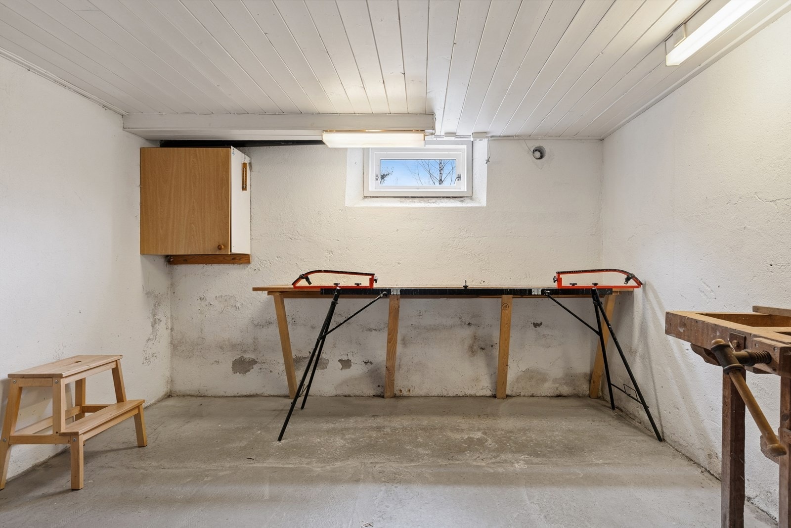 Et av rommene i kjelleren er innredet som et praktisk hobbyrom eller verksted. Galleribilde