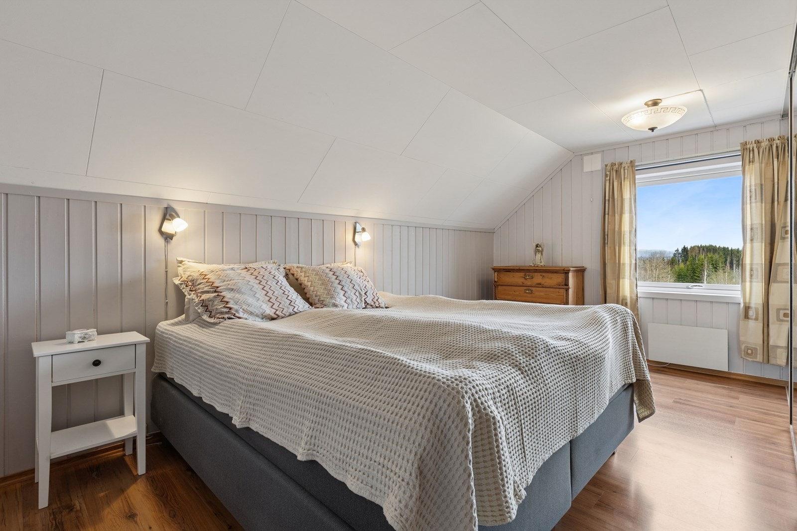 Soverommet har panel på vegger og i himling, og en takhøyde på 2,11 meter. Galleribilde