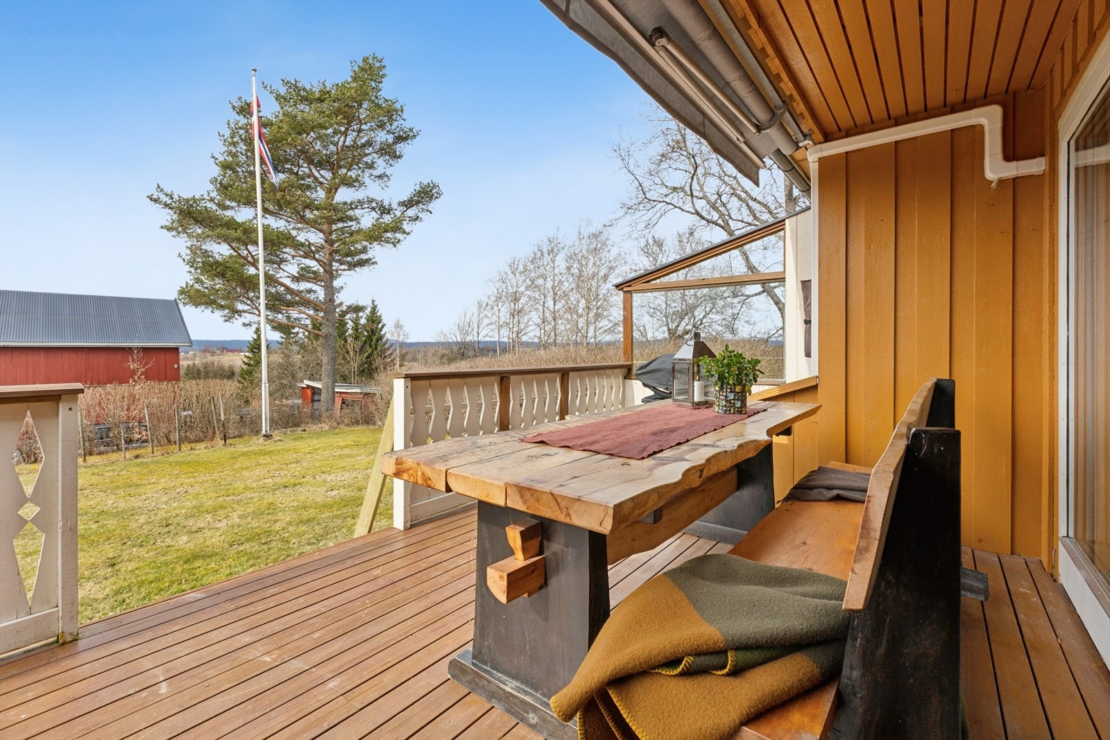 Den vestvendte terrassen på ca. 15 m² er belagt med terrassebord. Galleribilde
