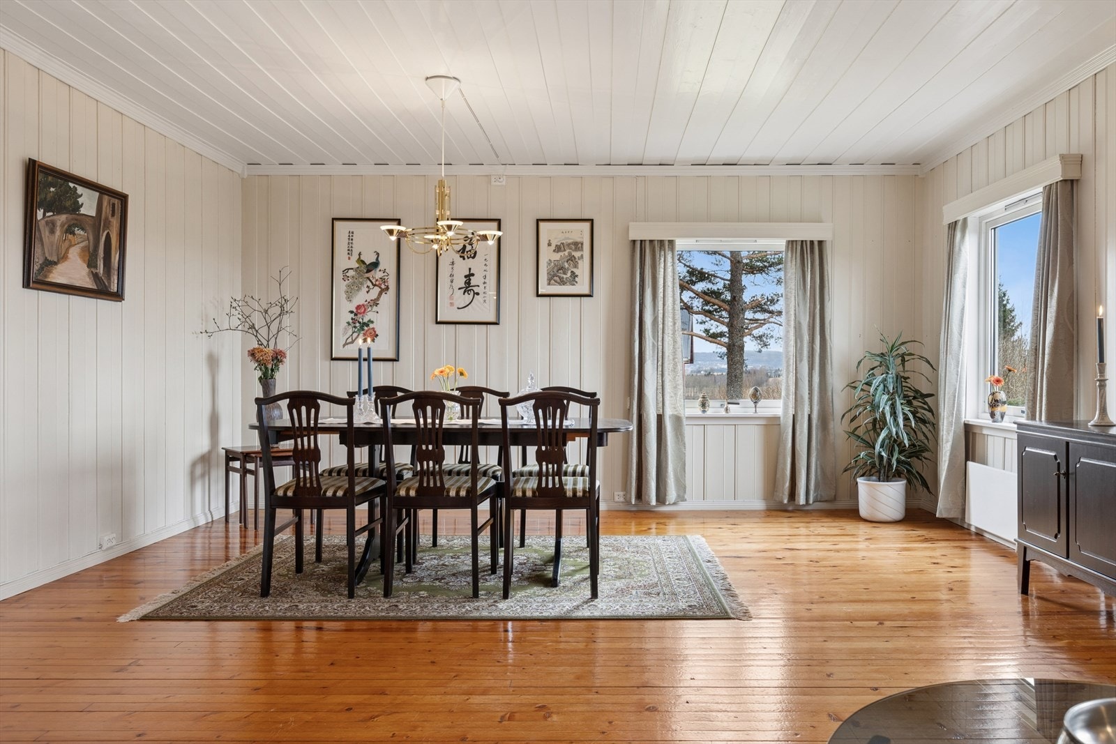 Gulvene i spisestuen er av furu, og veggene er kledd med panel. Galleribilde