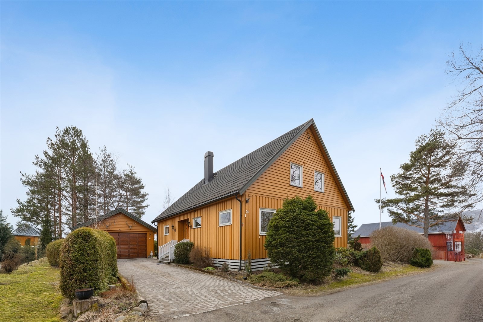 Dobbelgarasje på 37 m² fra 2004, med elektrisk port og elbillader installert i 2022. Galleribilde