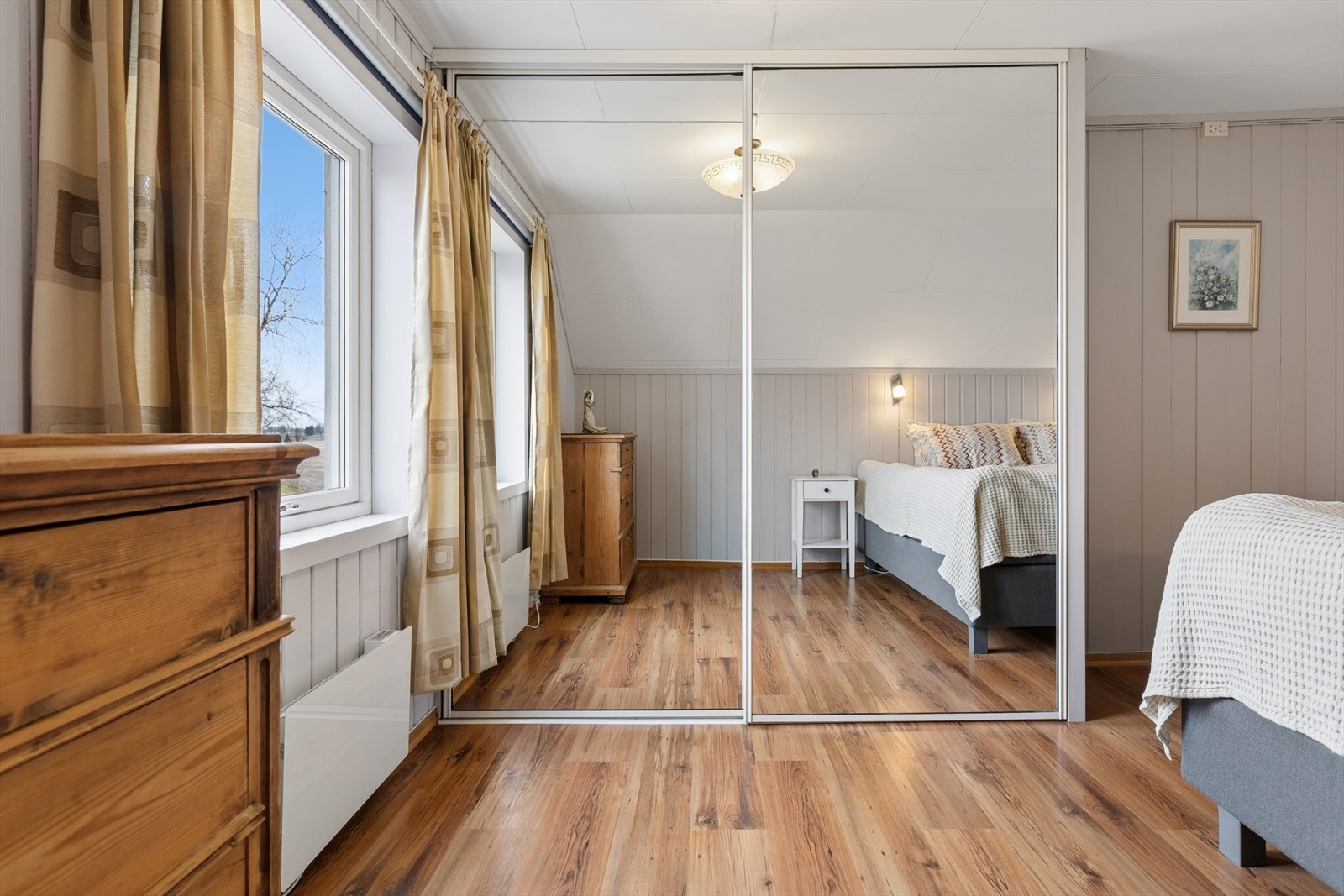 Et av soverommene i andre etasje, med god plass til dobbeltseng og garderobeløsning. Galleribilde