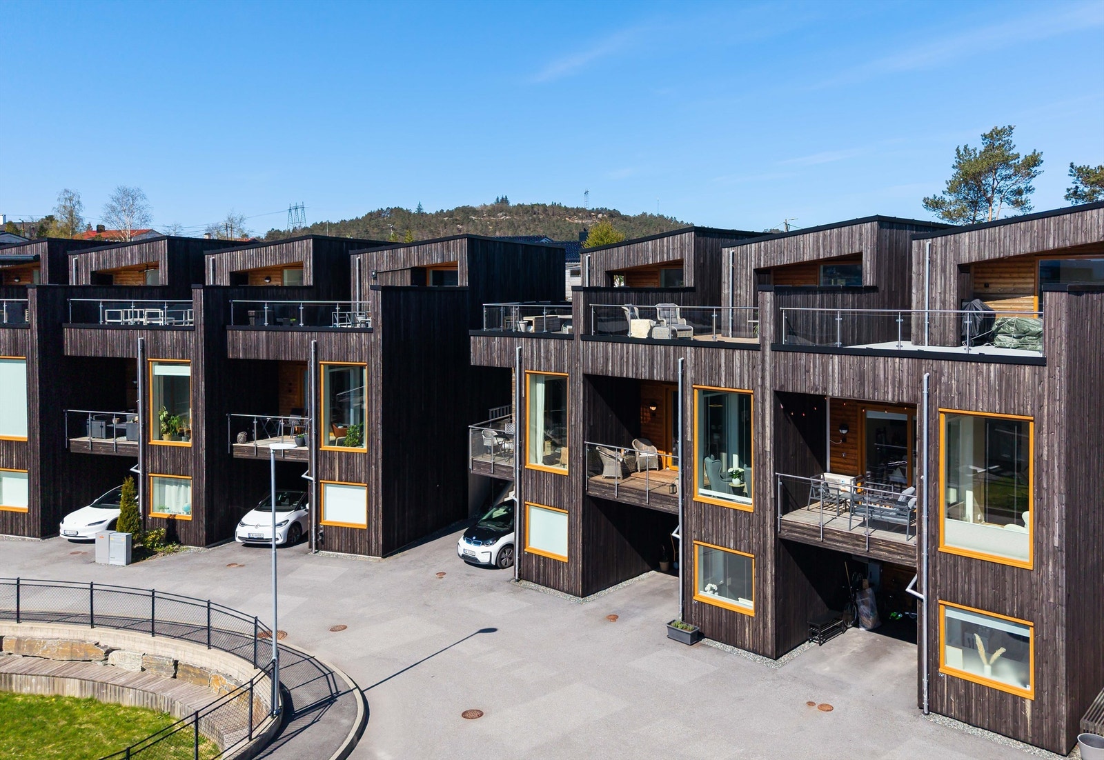 Dette er et "nyere" hus fra 2020 som er enkelt å vedlikeholde med vedlikeholdsfri kledning, og Møre Royal terrassebord på uteområder Galleribilde