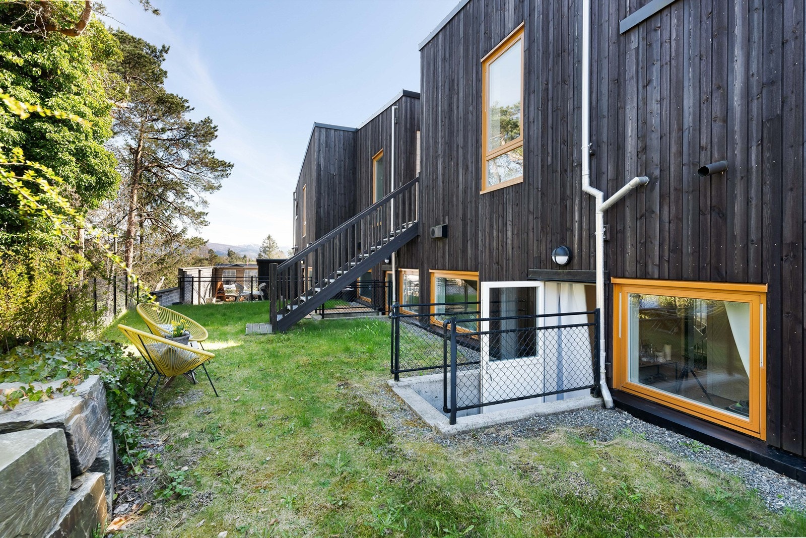 Fra det ene soverommet er det utgang til husets bakside Galleribilde
