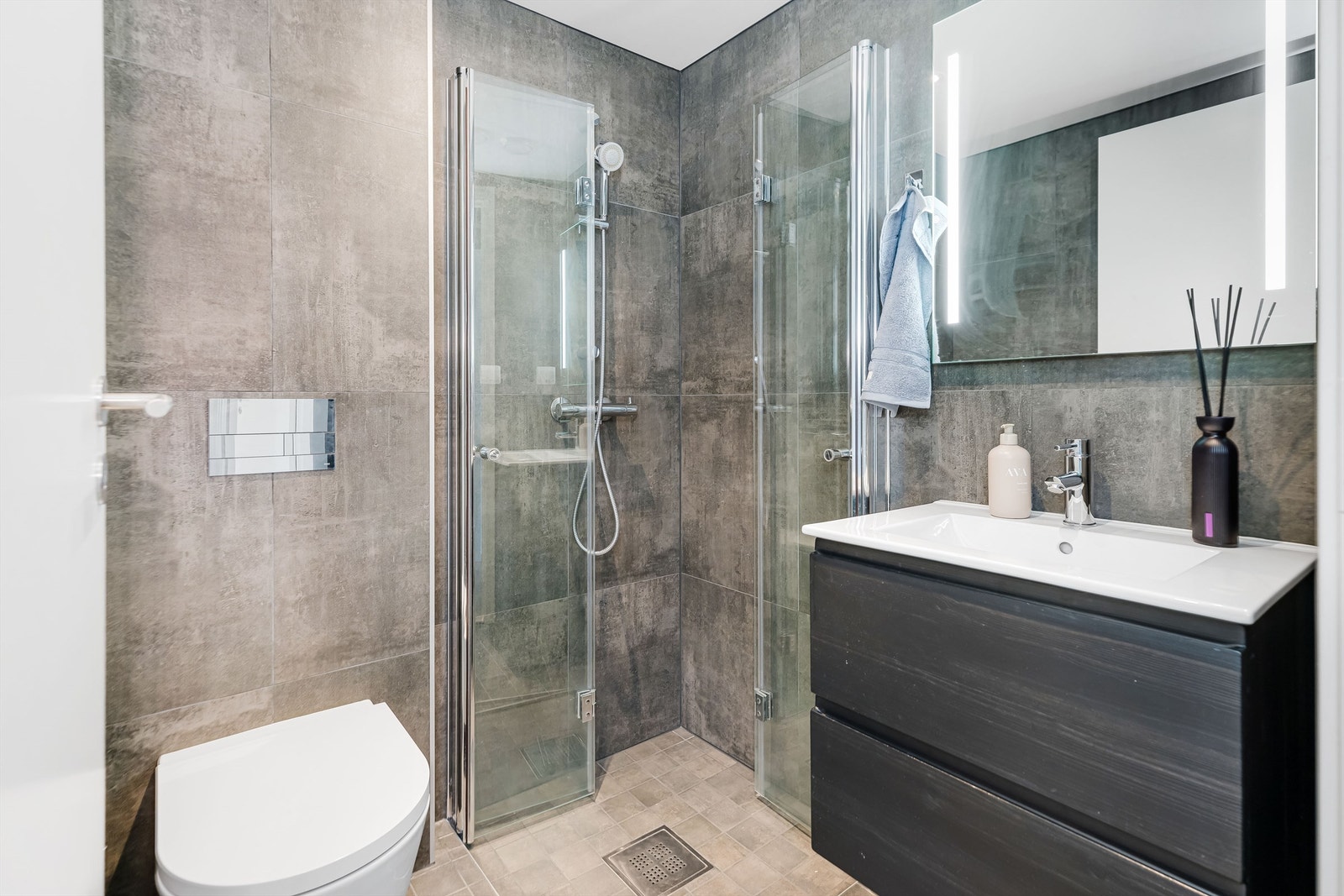 Badet i denne etasjen har like fliser og innredning som det andre badet og Galleribilde