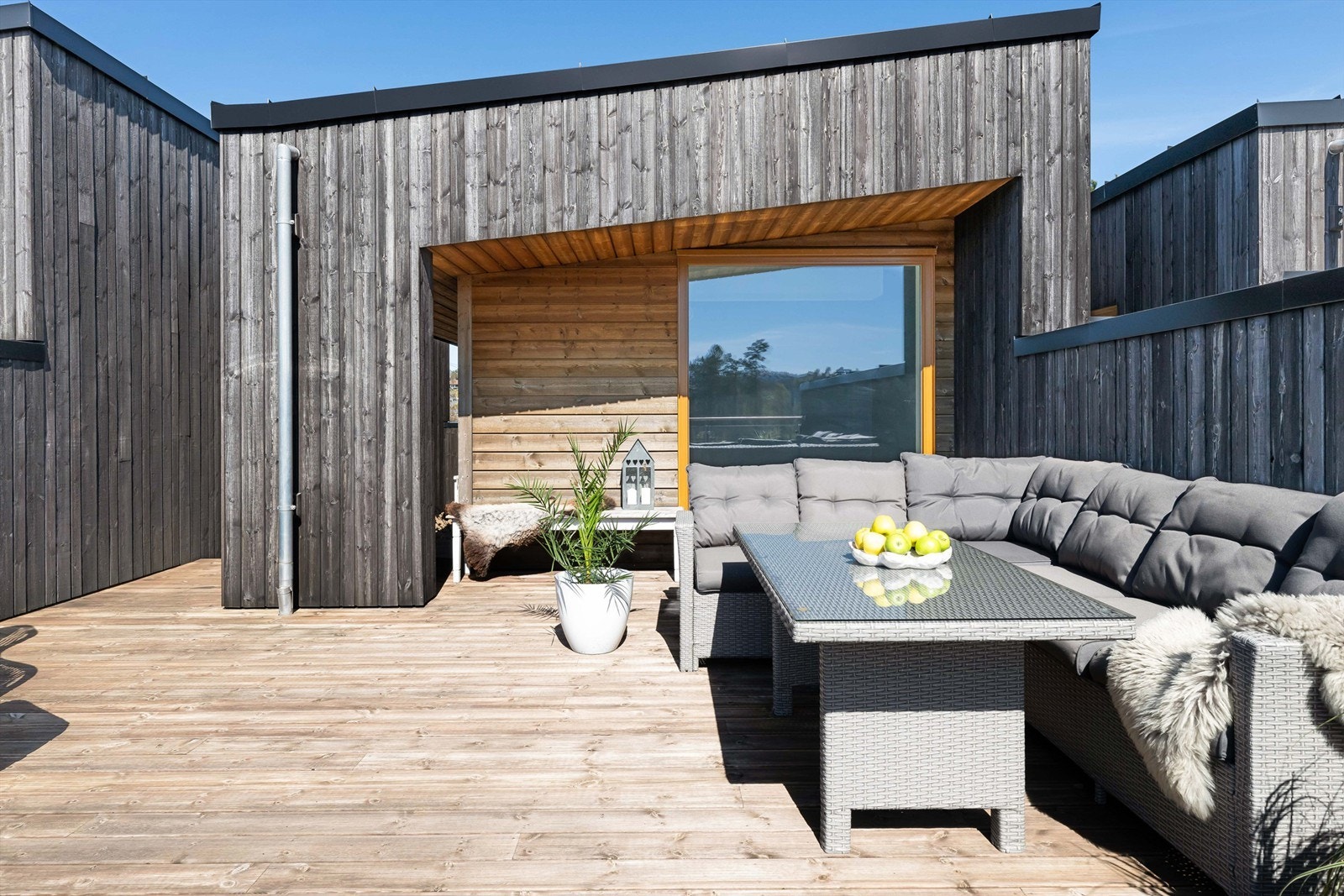 Terrassen er skjermet og har gode soner for både avslapning og sosiale sammenkomster - Rikelig plass for både lounge og spisegruppe Galleribilde