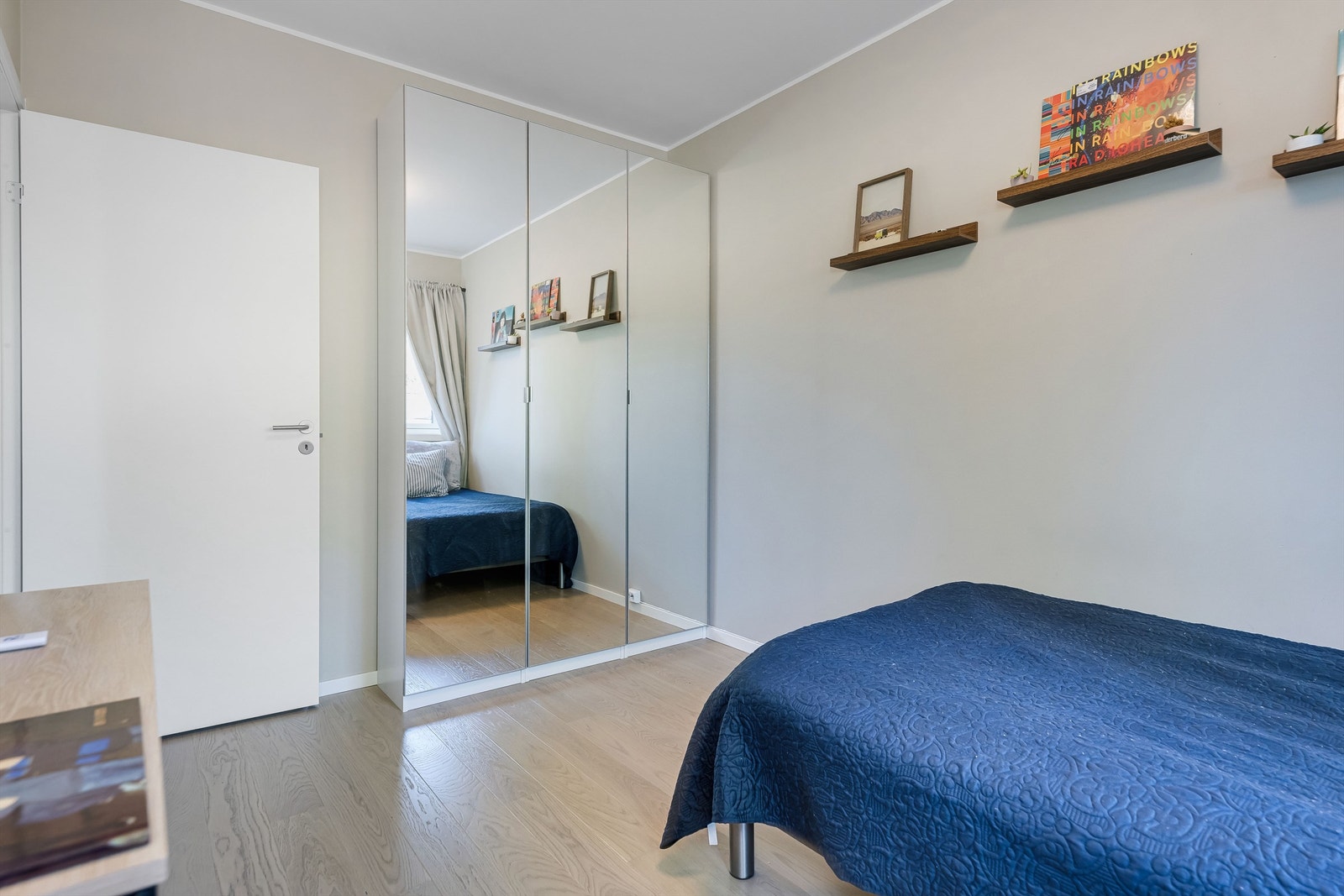 Soverom 2. Fra dette soverommet er det utgang til hagen på husets bakside Galleribilde