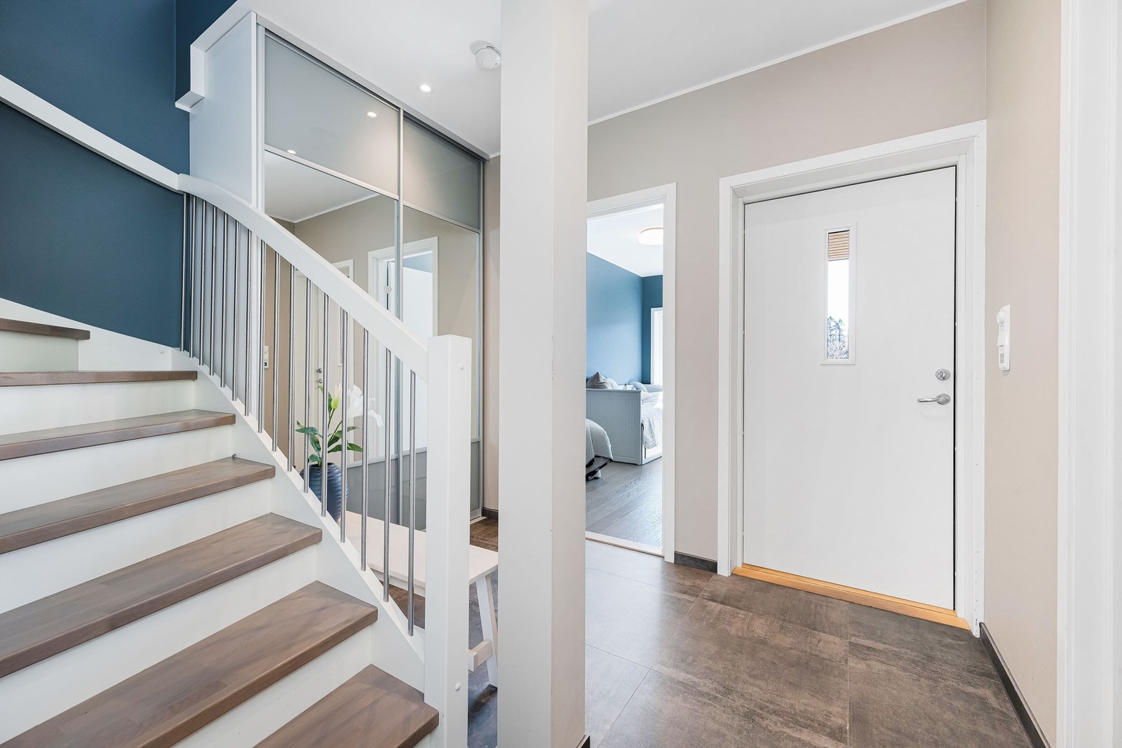 Romslig entrè med fliser på gulv med gulvvarme Galleribilde