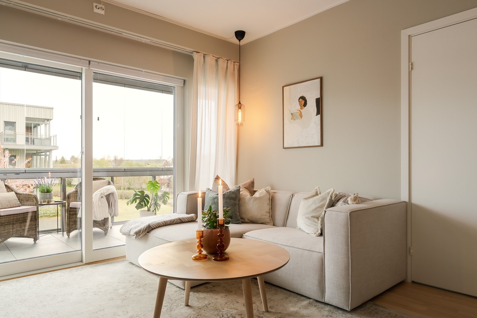 Kabel-TV og internett er inkludert i felleskostnadene. Sentralt brannvarslingsanlegg, fjernvarme og balansert ventilasjon gir trygghet, og et godt inneklima. Galleribilde