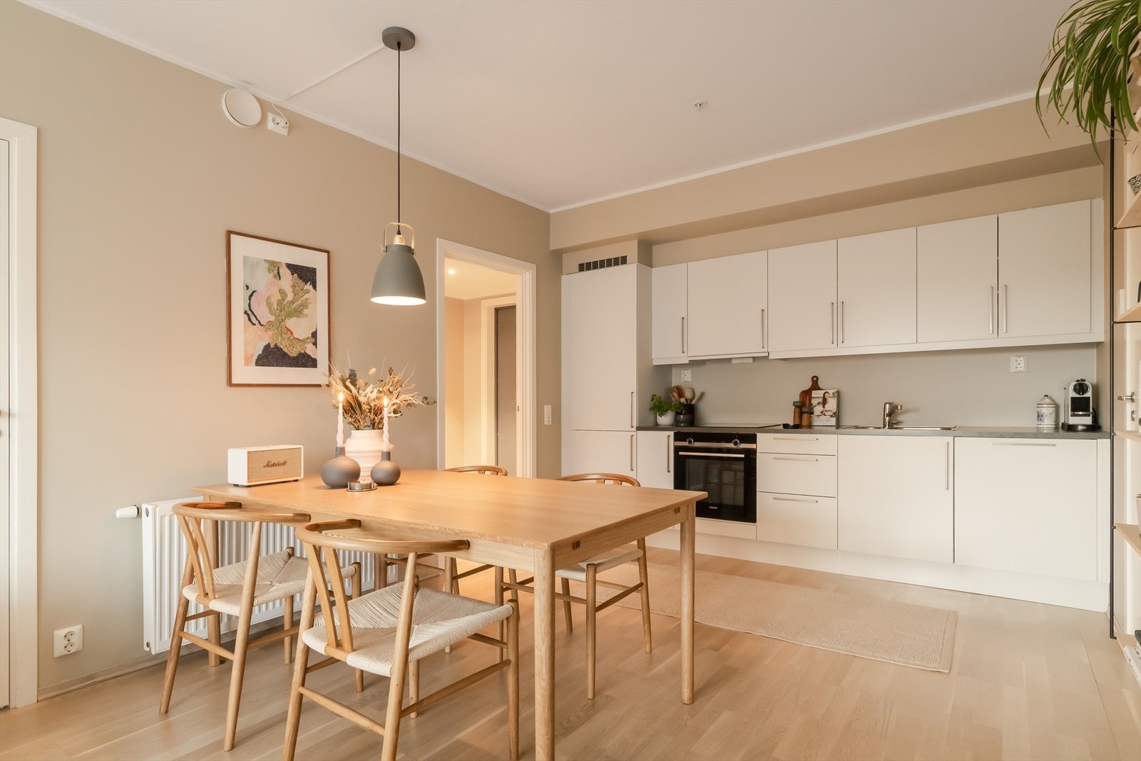 Kjøkkenet er fra kvalitetsleverandøren fra HTH, som er fra byggeåret i 2020. Det består av folierte skrog, lakkerte fronter og laminert benkeplate. Galleribilde