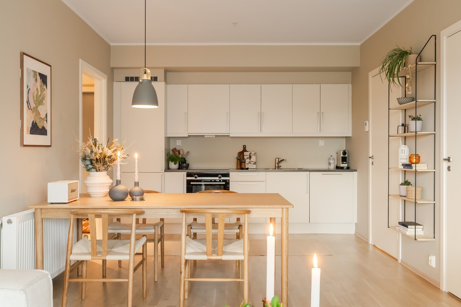 Leiligheten har en praktisk planløsning og man har god plass til stort spisebord som skiller sofagruppen med kjøkkenet. Galleribilde