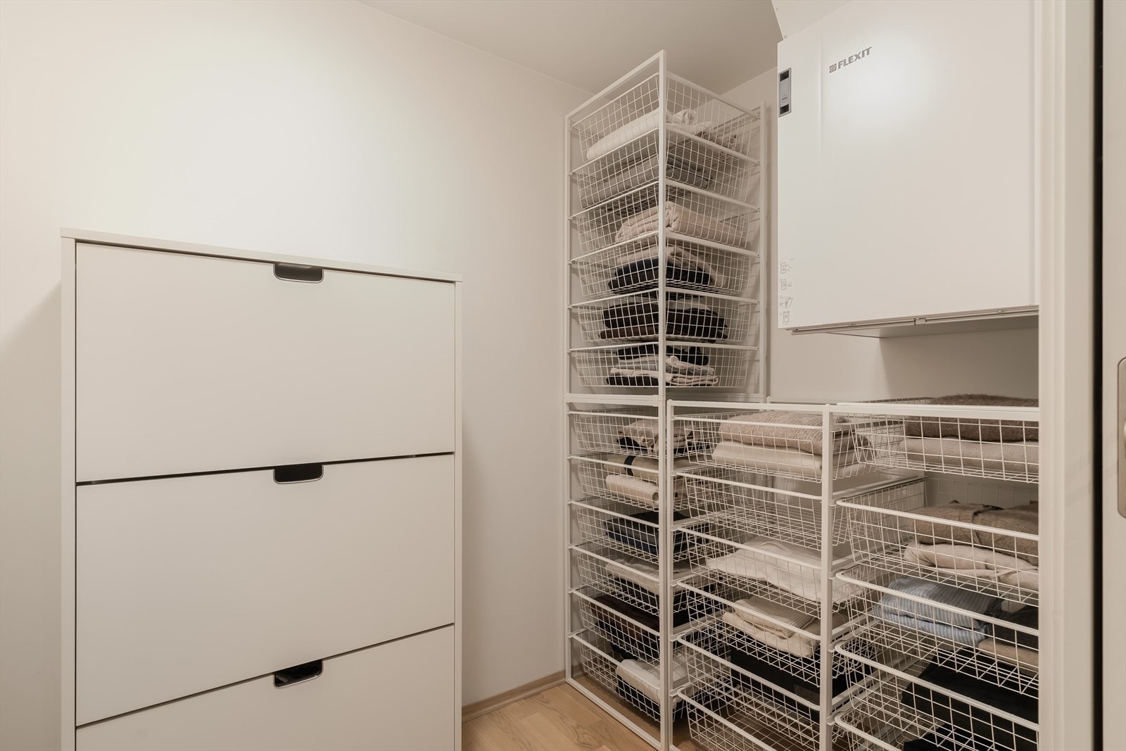 Ved entréen har man et praktisk rom på 3 kvm. Enten man vil bruke det som omkledningsrom eller til bodareal, for å lagre husholdningsutstyr. På boden har man stikkontakt slik at man eventuelt kan sette inn ekstra fryser/kjøleskap. Galleribilde