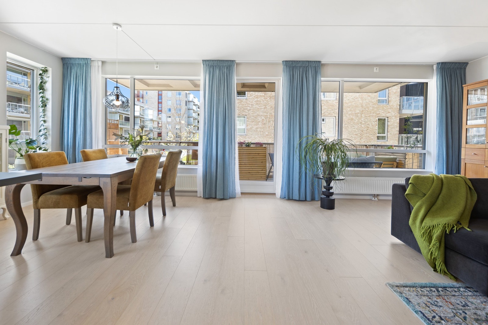 Lys og luftig stue med moderne fargevalg og parkett på gulv. Galleribilde
