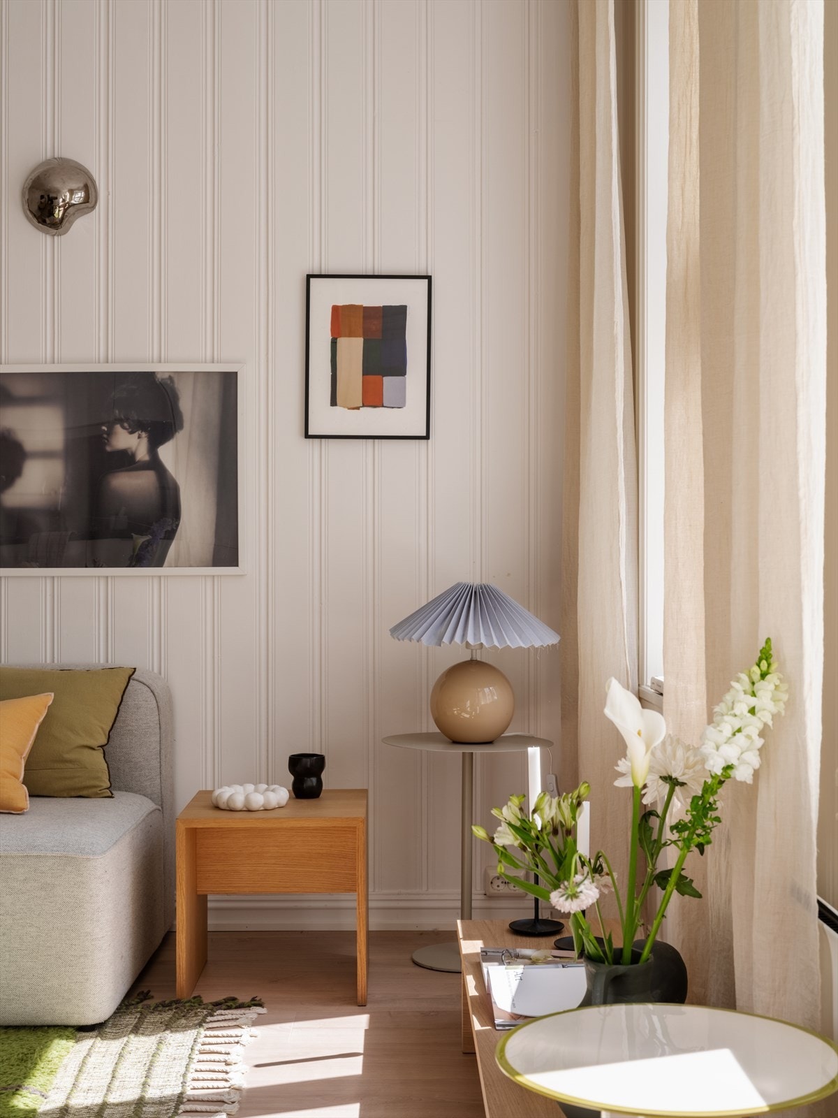 Det er lagt enstavs-gulv og malte flater i delikate farger. Galleribilde
