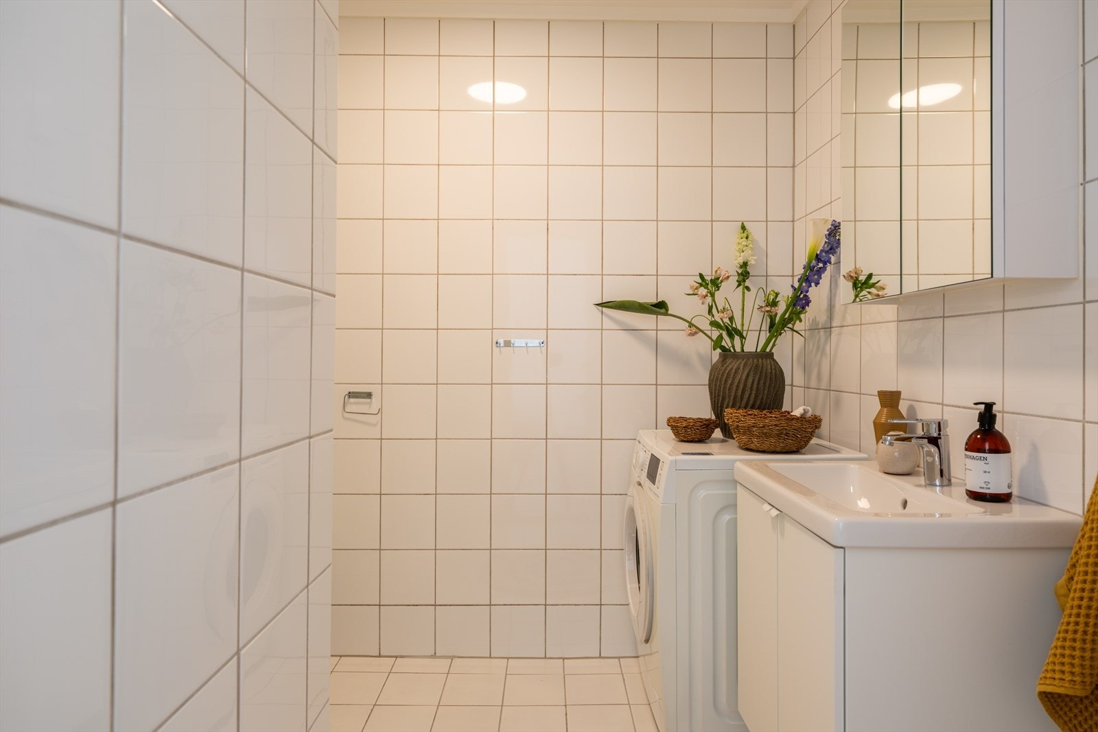 Pent flislagt bad med varme i gulvet og opplegg for vaskemaskin. Galleribilde