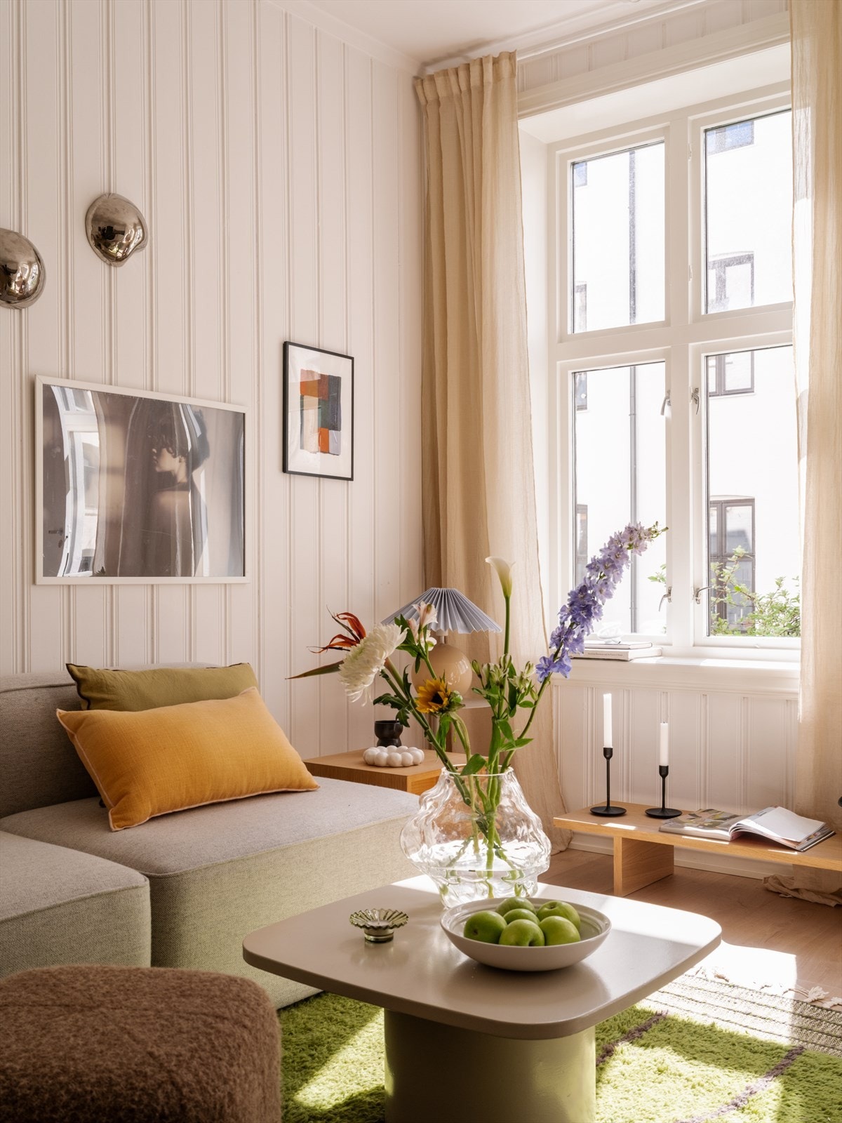 Store vindusflater med dype karmer gir masse lys og ekstra pyntehylle. Galleribilde
