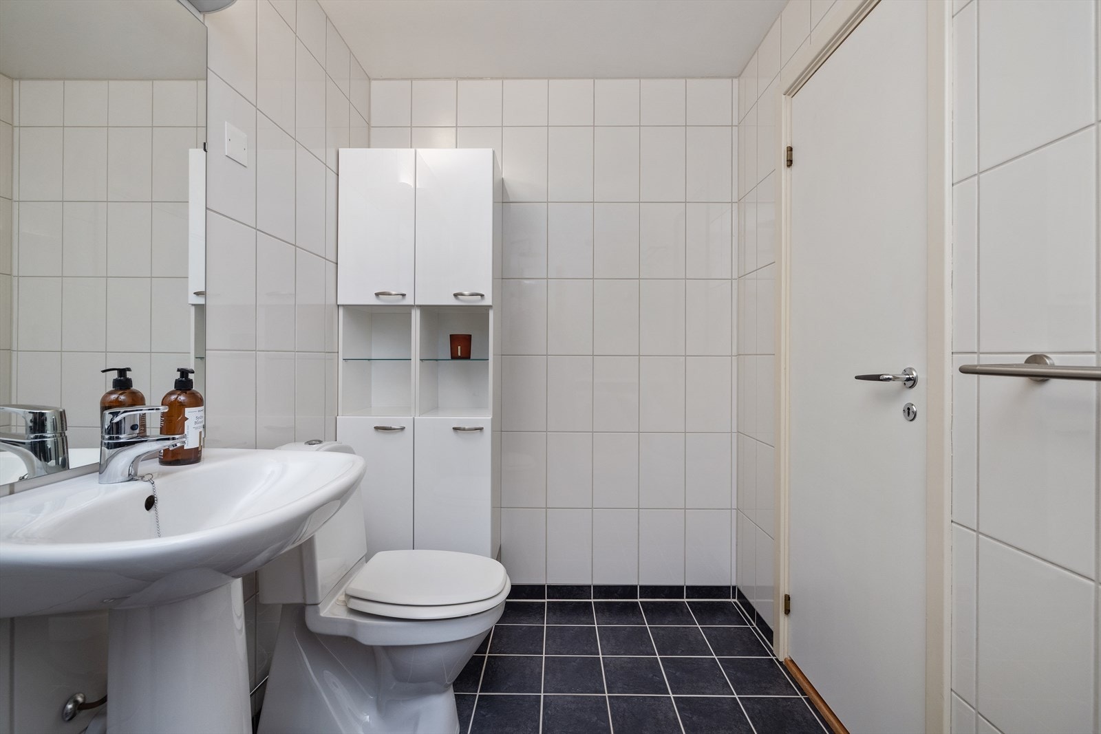 Flislagt bad med elektrisk gulvvarme for god komfort. Galleribilde