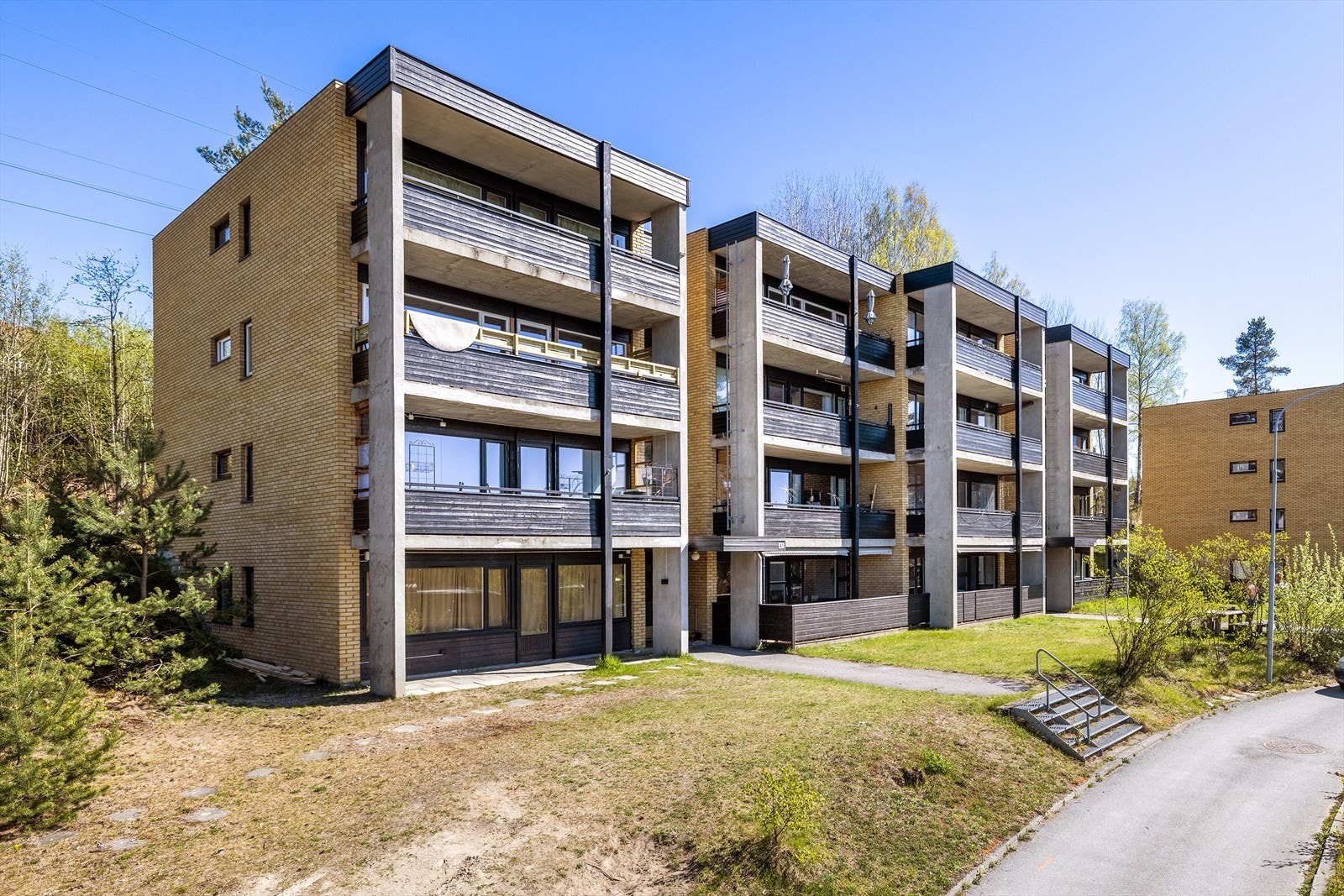 Leiligheten ligger i sokkeletasjen med enkel adkomst fra felles inngangsparti. Galleribilde