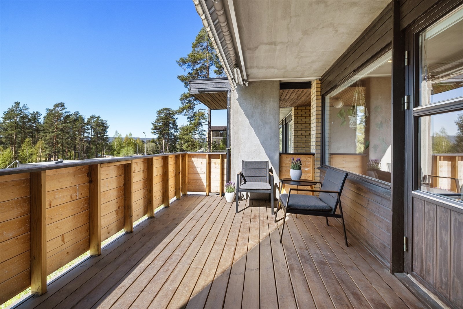 Den sydvestvendte terrassen har god plass til flere sittegrupper. Galleribilde
