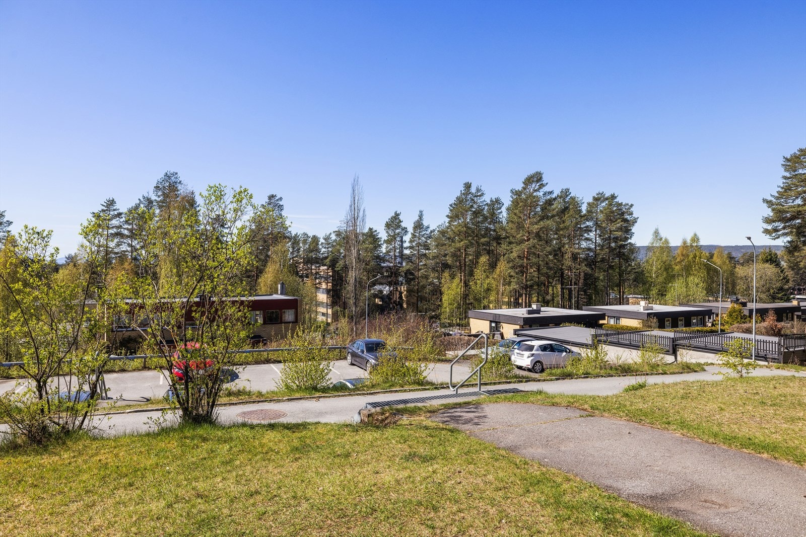 Fra eiendommen er det kort vei til gode turmuligheter i skog og mark, samt kort vei til Hønefoss sentrum. Galleribilde