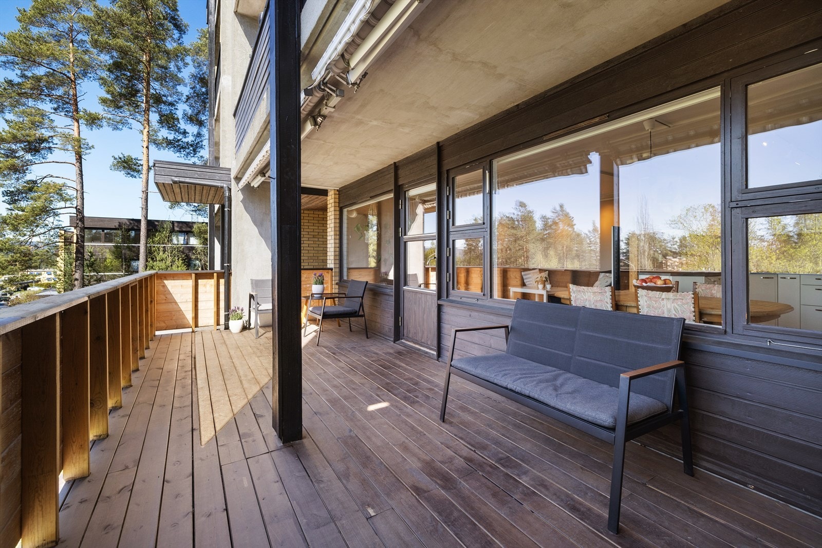 Den store, sydvestvendte terrassen strekker seg langs hele leiligheten og gir rikelig med plass. Galleribilde